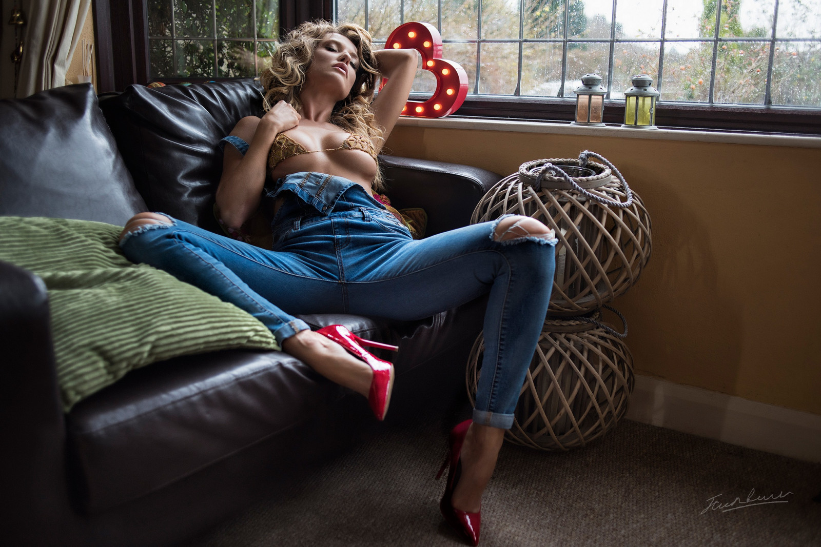 Jack Russell, sprede benene, Kvinder, kvinder indendørs, model, boobs, Lukkede øjne, blond, iturevne jeans, røde hæle