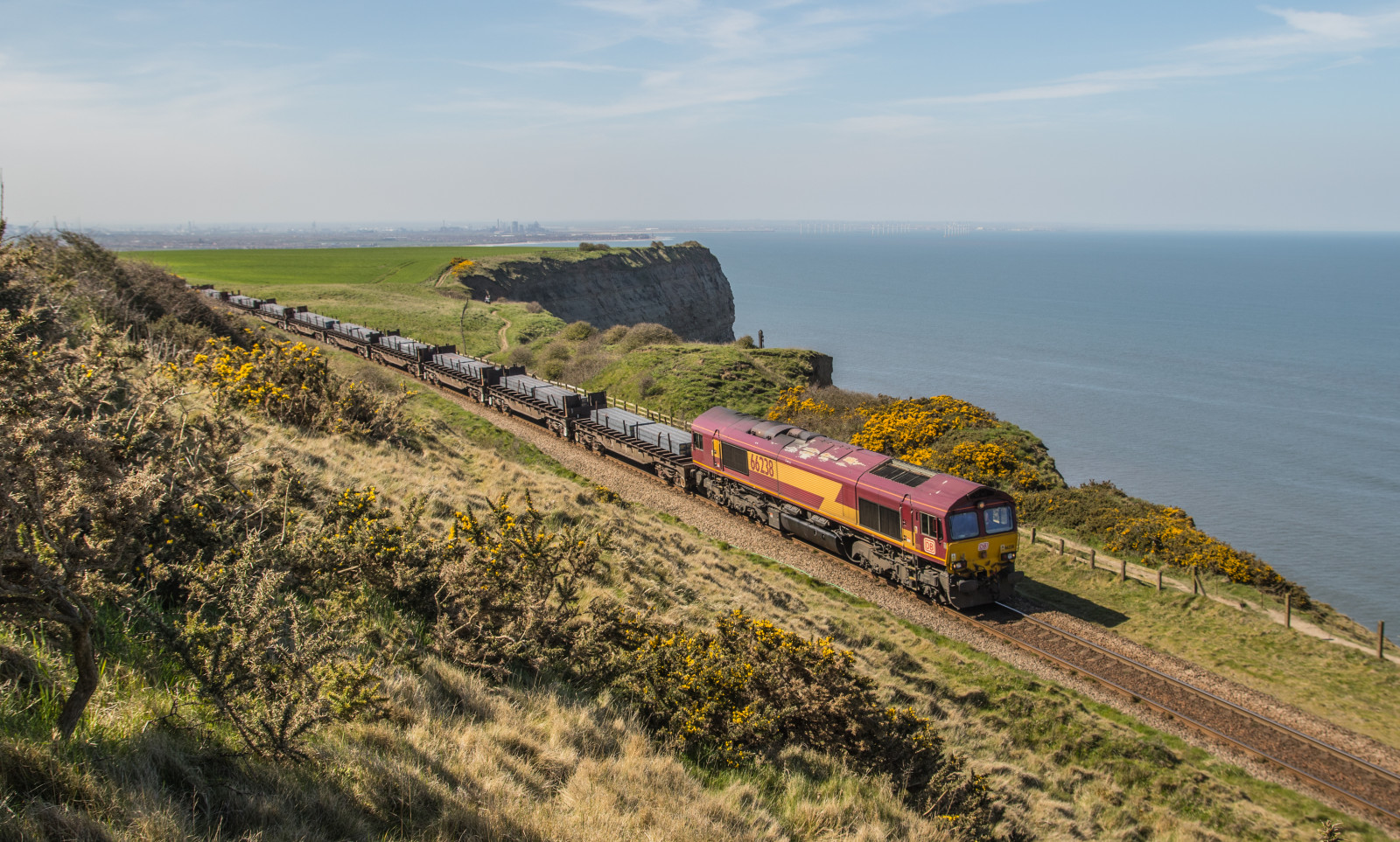 doprava, dráha, železniční doprava, pobřeží, vlak, vozidlo, kopec, Terén, nebe, rostlina, venkov, vysočina, útes, strom, moře, horizont, krajina
