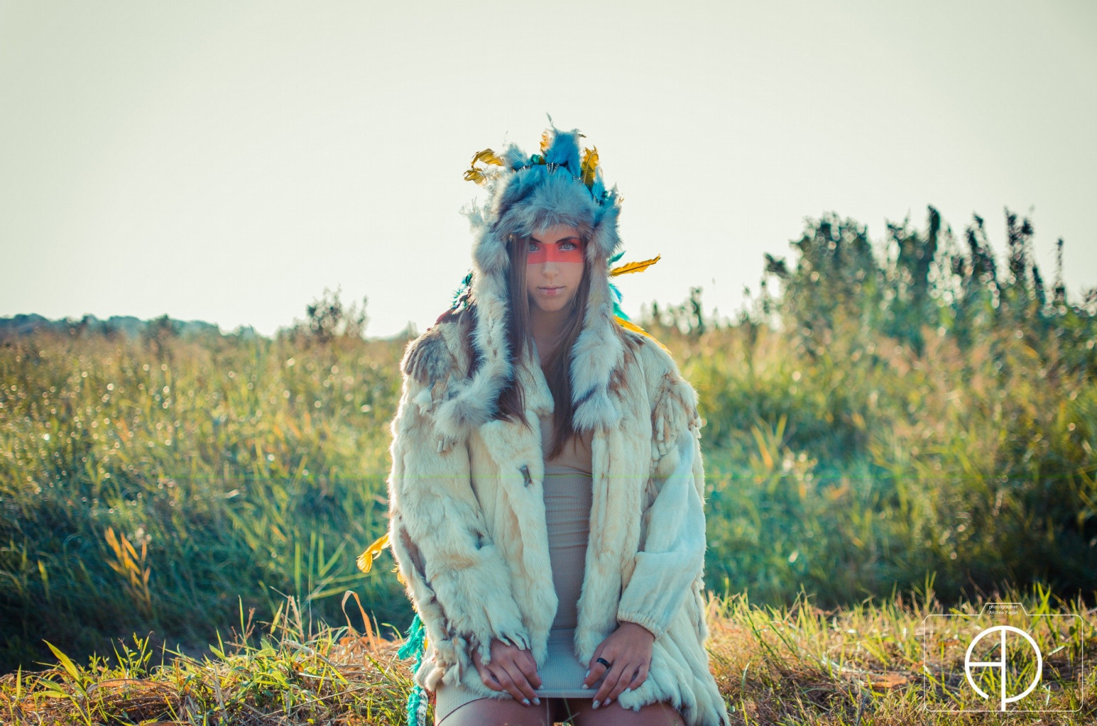 Menschen, Frau, blaue Augen, Blick auf Betrachter, Grün, Gesichtsfarbe, Kleidung, Flauschiger Hut, Blume, Jahreszeit, Landwirtschaft, Kostüm