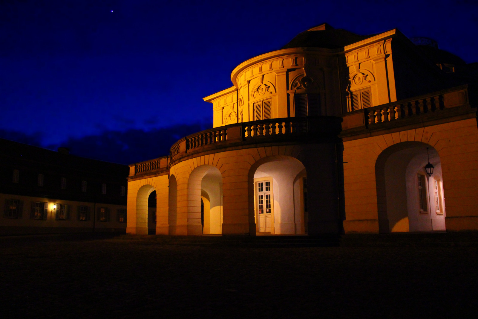 město, noc, architektura, starověký, budova, nebe, večer, hrad, Německo, balkón, město, král, oblouk, soumrak, legenda, Tajemství, památník, Stuttgart, mýtus, majetek, světlo, mrak, bluehour, osvětlení, hvězda, tma, mezník, canoneos600d, samota, fasáda, badenwuerttemberg, turistická atrakce, historické místo