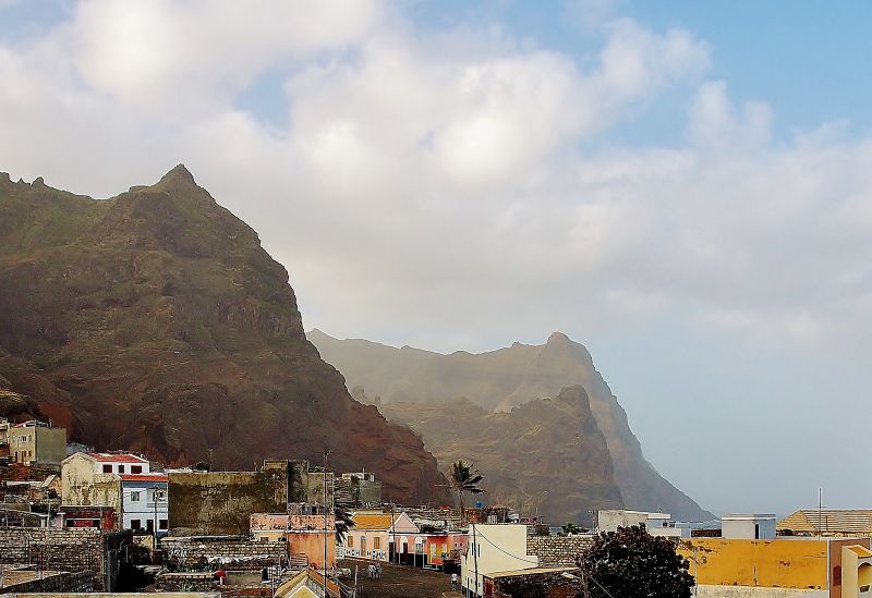 ท้องฟ้า, ภูเขา, ลักษณะภูมิประเทศที่เป็นภูเขา, เมฆ, เมือง, เทือกเขา