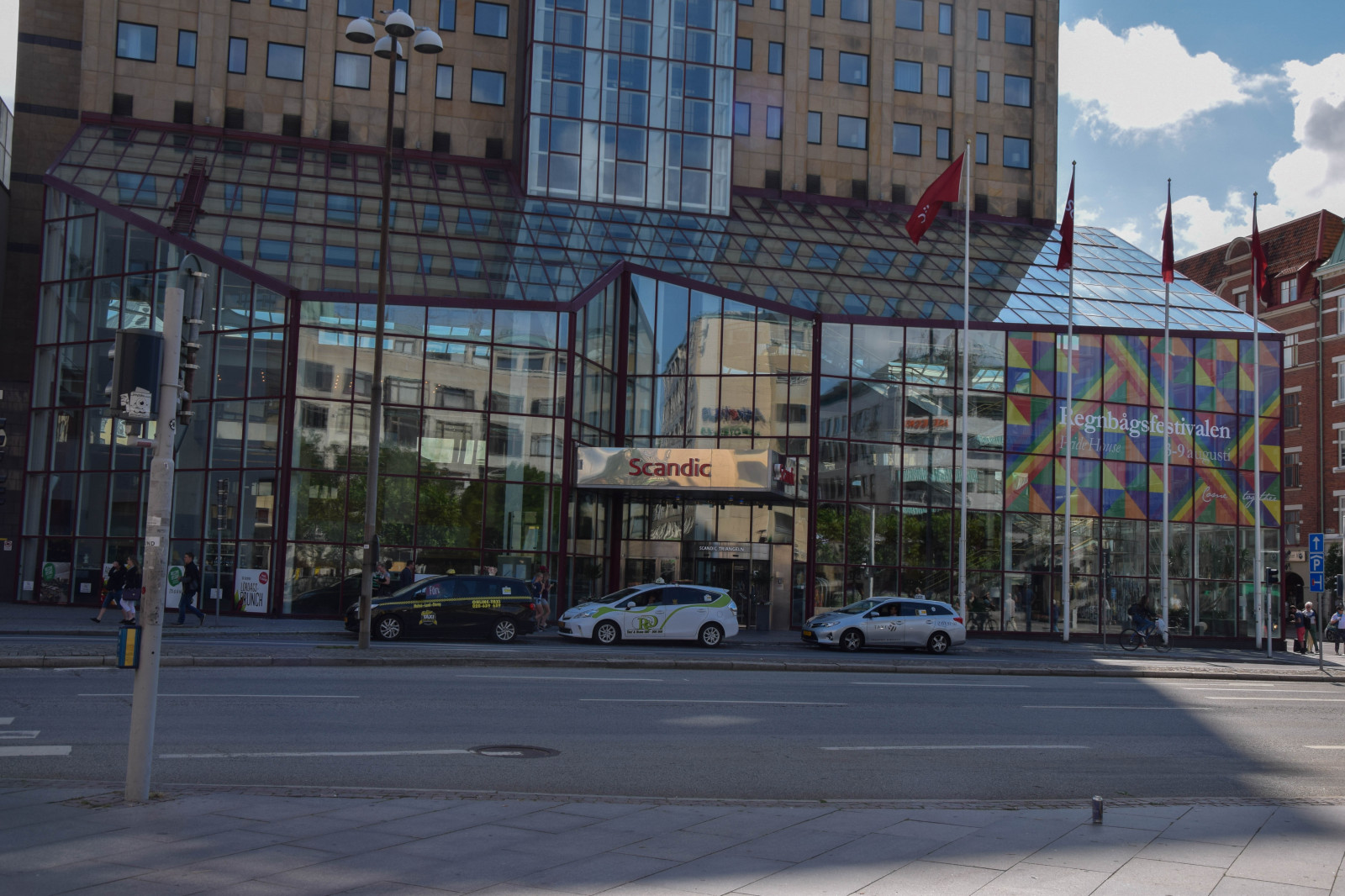 by, gade, bybilledet, arkitektur, himmel, vej, skyer, skyskraber, sommer, Sverige, metropol, infrastruktur, downtown, Moln, byggnader, Triangeln, malmø, bl himmel, form, g gata, plaza, facade, bane, byområde, hovedstadsområde, menneskelig bosættelse, kvarter, boligområde, højhus