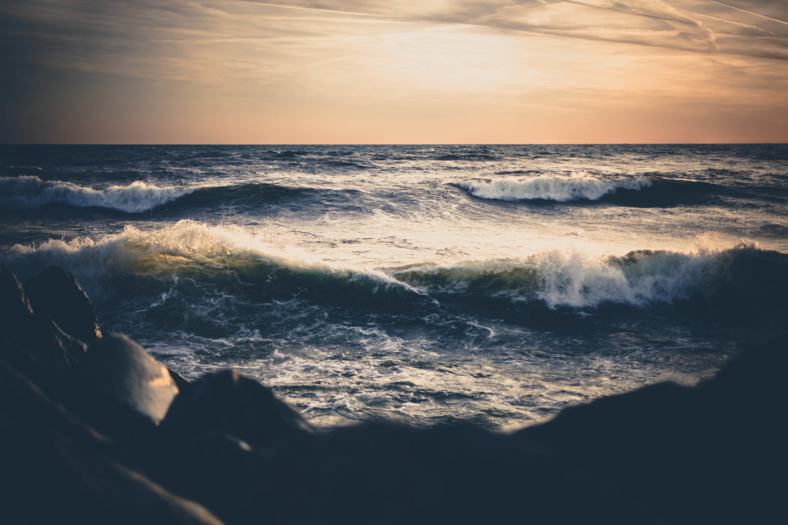 lumière du soleil, le coucher du soleil, mer, rive, le sable, réflexion, ciel, plage, lever du soleil, soir, Matin, vagues, côte, Soleil, horizon, atmosphère, crépuscule, nuage, Aube, océan, vague, Atmosphère de la terre, Vague de vent