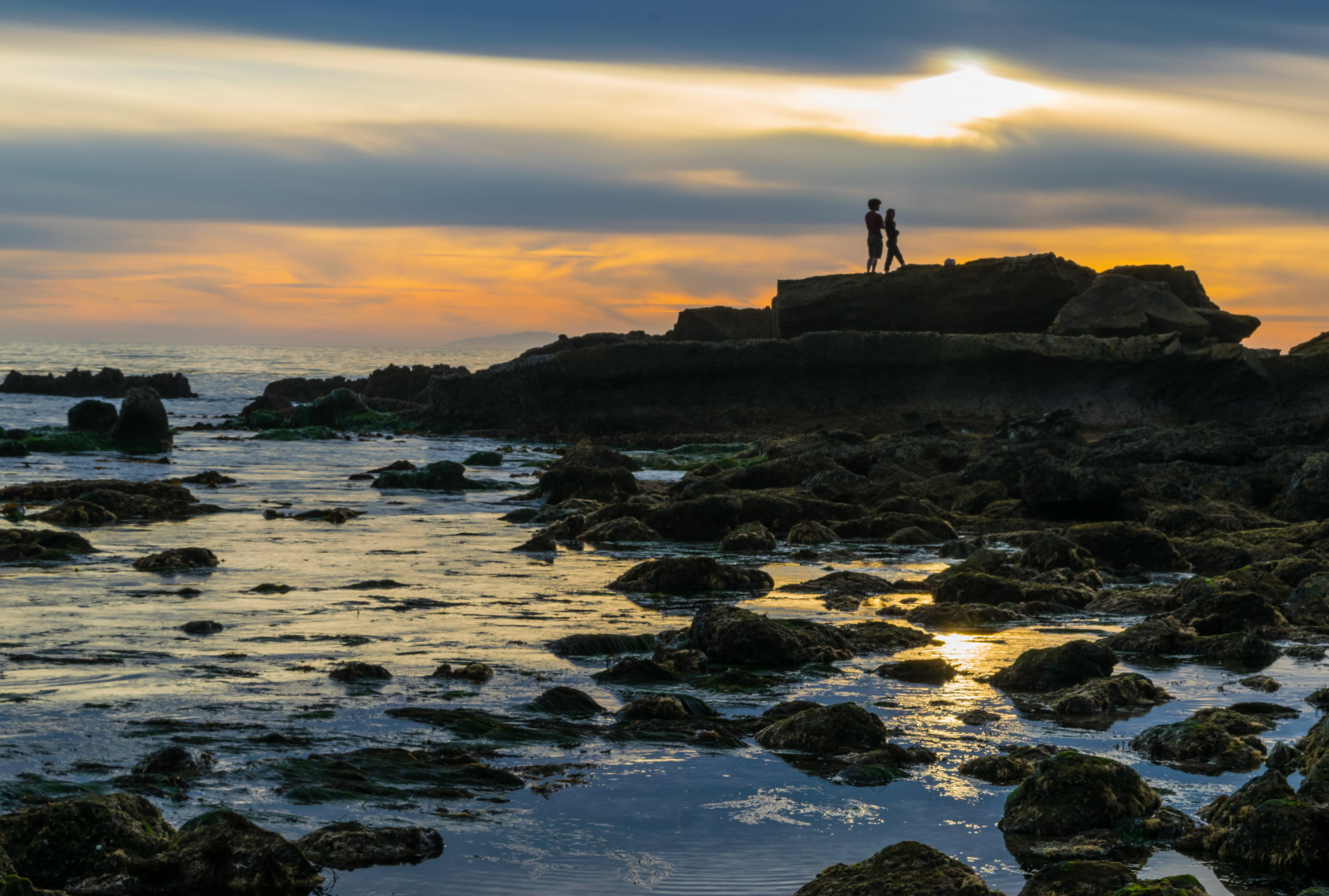 slunečnímu záření, krajina, lidé, západ slunce, moře, záliv, voda, Skála, pobřeží, odraz, nebe, silueta, mraky, pláž, svítání, večer, ráno, věž, pobřeží, útes, maják, Kalifornie, horizont, pár, skály, Nikon, pelerína, soumrak, Terén, mrak, svítání, oceán, odrazy, vlna, přímořská krajina, zátoka, geotagged, Spojené státy, Tichý oceán, jezero, tělo z vody, mořská vlna, nikond5300, heislerpark, Laguna Beach, tidepools