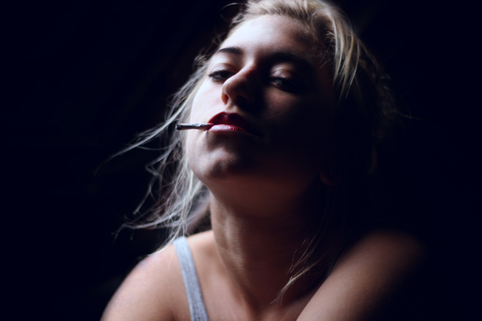 tvář, model, portrét, temný, brýle, Červené, fotografování, rtěnka, hnědý, Kánon, ponurý, vlasy, emoce, Osoba, hlava, Soustředit se, 50mm, dívka, krása, usměj se, oko, žena, dívej se, tma, cigareta, smysl, blond, účes, 1000D, portrétní fotografie, focení, mimika, zblízka, vousy, odvážit se, podkroví