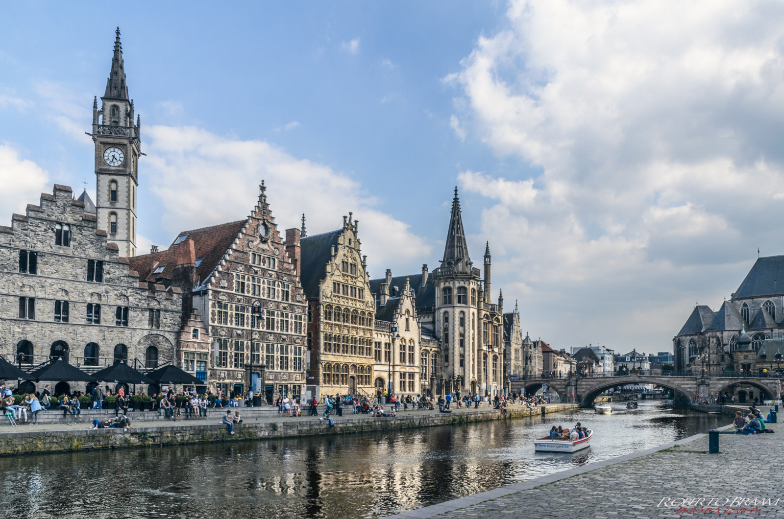 by, rejse, bro, huse, himmel, mennesker, by-, tårn, ur, vand, skyline, arkitektur, skyer, bygninger, landskab, båd, kanal, Foto, Nikon, landskab, Europa, Europa, europæisk, bybilledet, havnefronten, udsigt, placere, Belgien, belgique, udendørs, side, Belgie, centrum, scene, middelalderlig, historisk, køretøj, historisk, monumenter, Belgica, Gent, Gent, middelalderen, kanal, Gand, arkitektur, Graslei, vandløb, gracht, Gante, Flandern, Stijl, gebouwen, historisch, Korenlei, handelsdok, stadsgezicht, postplaza, eclectische, D5100, robertobraam