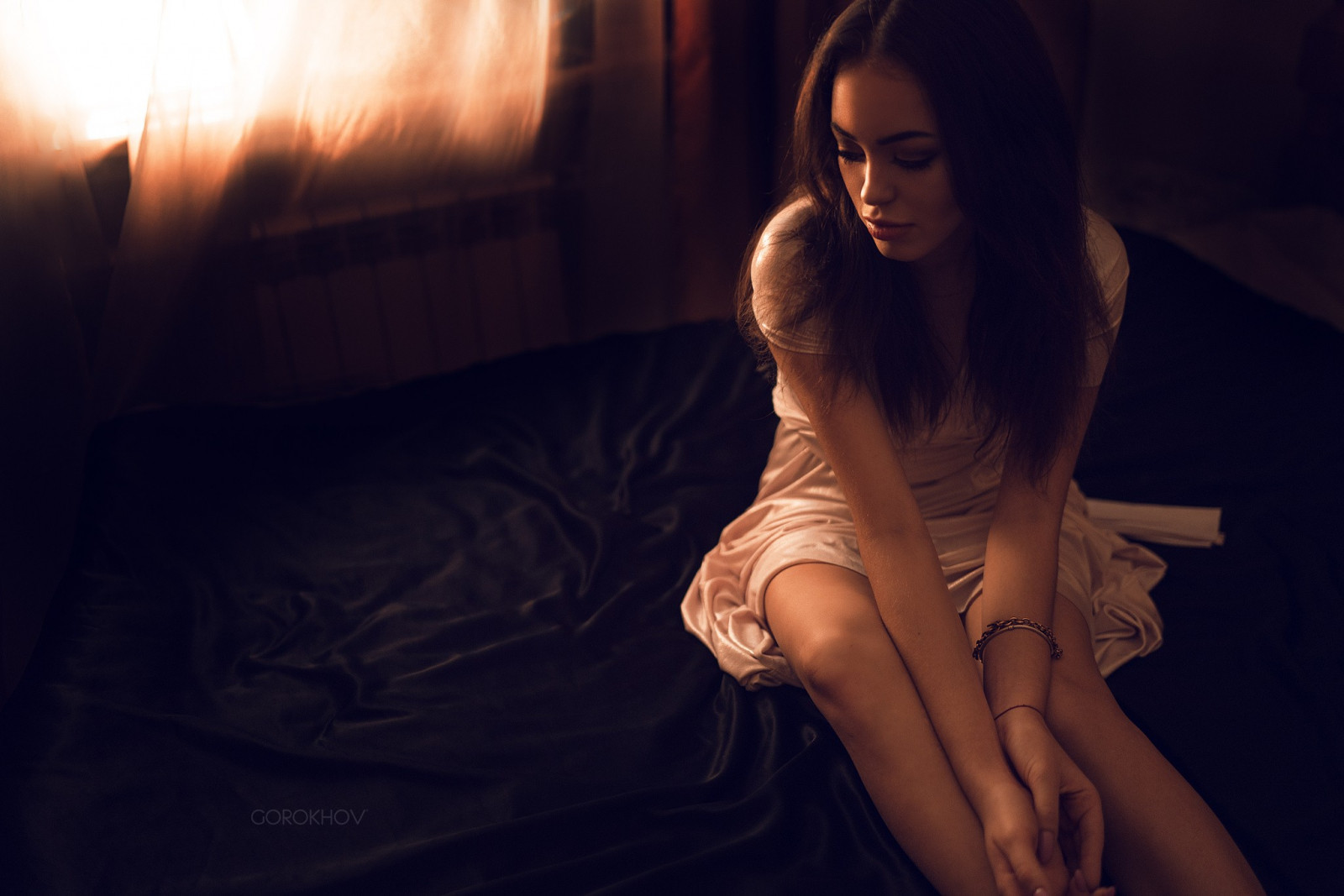 Černá, ženy, model, portrét, odvrátila, sedící, fotografování, šaty, móda, Ivan Gorokhov, šťavnaté rty, emoce, Osoba, kůže, kouřové oči, světlo, dívka, krása, žena, ruka, dáma, fotografie, tma, obraz, blond, lidských pozice, focení, umění model