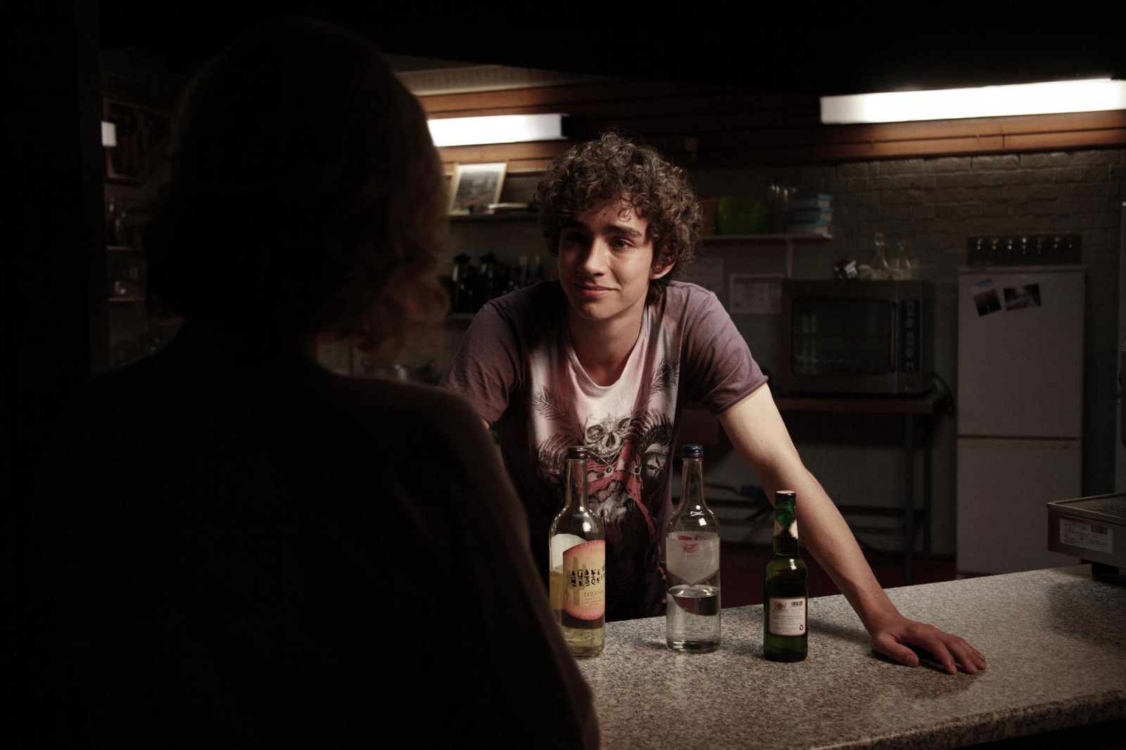 Wallpaper bar, boy, darkness, screenshot, robert sheehan