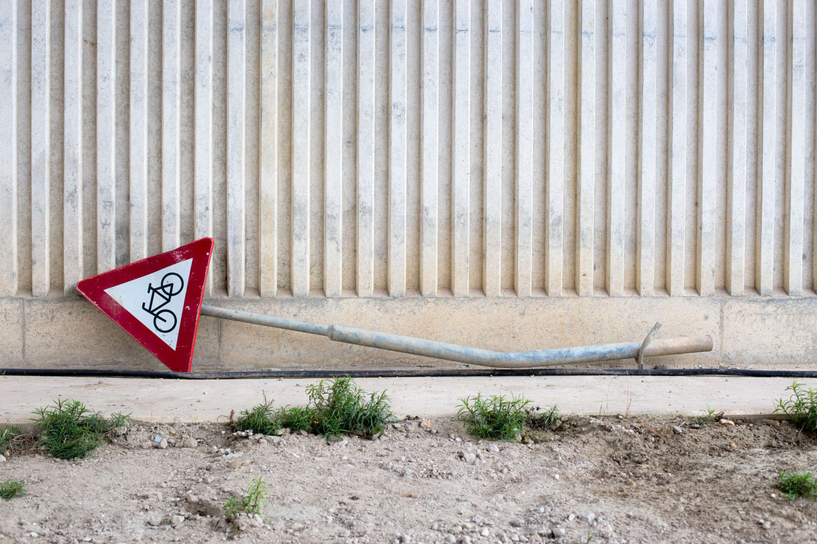 minimalisme, holde øje, cykel, rød, græs, væg, vej, fotografering, træ, grøn, skilt, enkel, trekant, Canon, Trafik, linjer, linse, Rotterdam, f14, 50mm, USM, prime, cykel, ud, cyklister, cykler, linje, cyklist, minimal, cyklus, bord, 6d, canon6d, eos, til, ef, gik i stykker, udendørs struktur, EF50mm, advarsel, vejskilt, verkeers, 114, Botlek