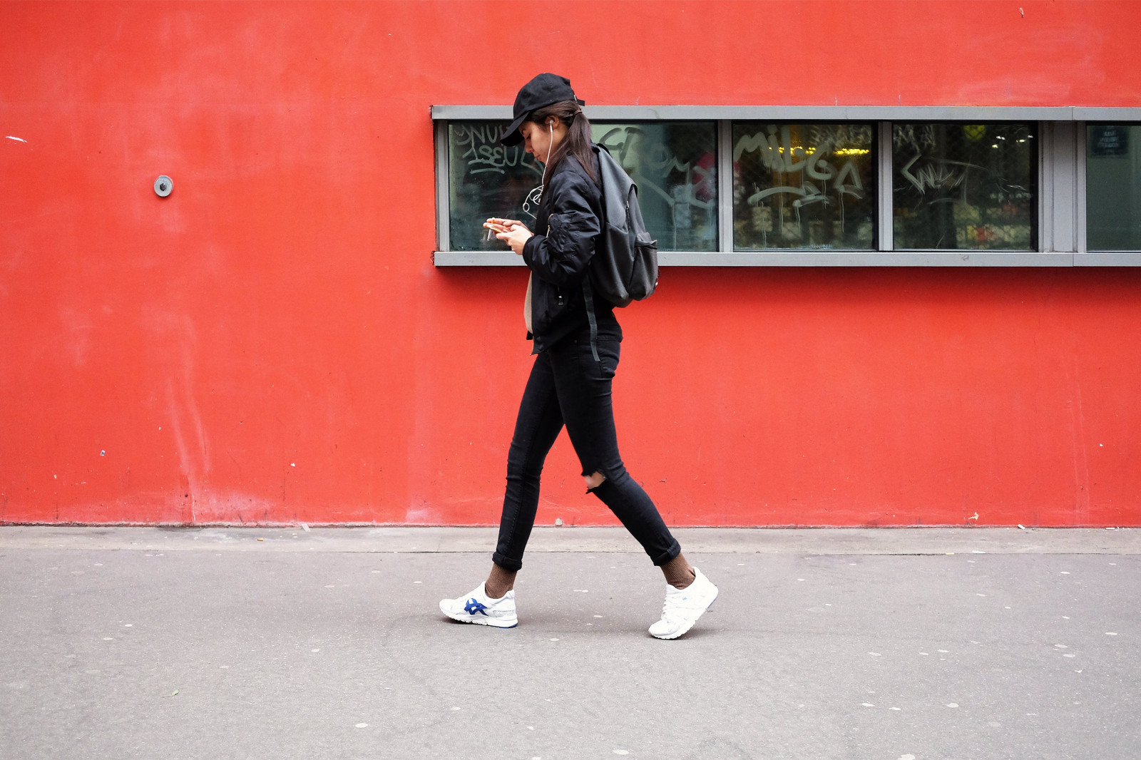 città, strada, urbano, rosso, strada, in piedi, a passeggio, rossetto, Fujifilm, infrastruttura, camminare, divertimento, vista stradale, streetphotography, camminatore, escursionisti, streetphotographer, scarpa, ricreazione, rotrossorougerood, fujixt10, Streetwalk