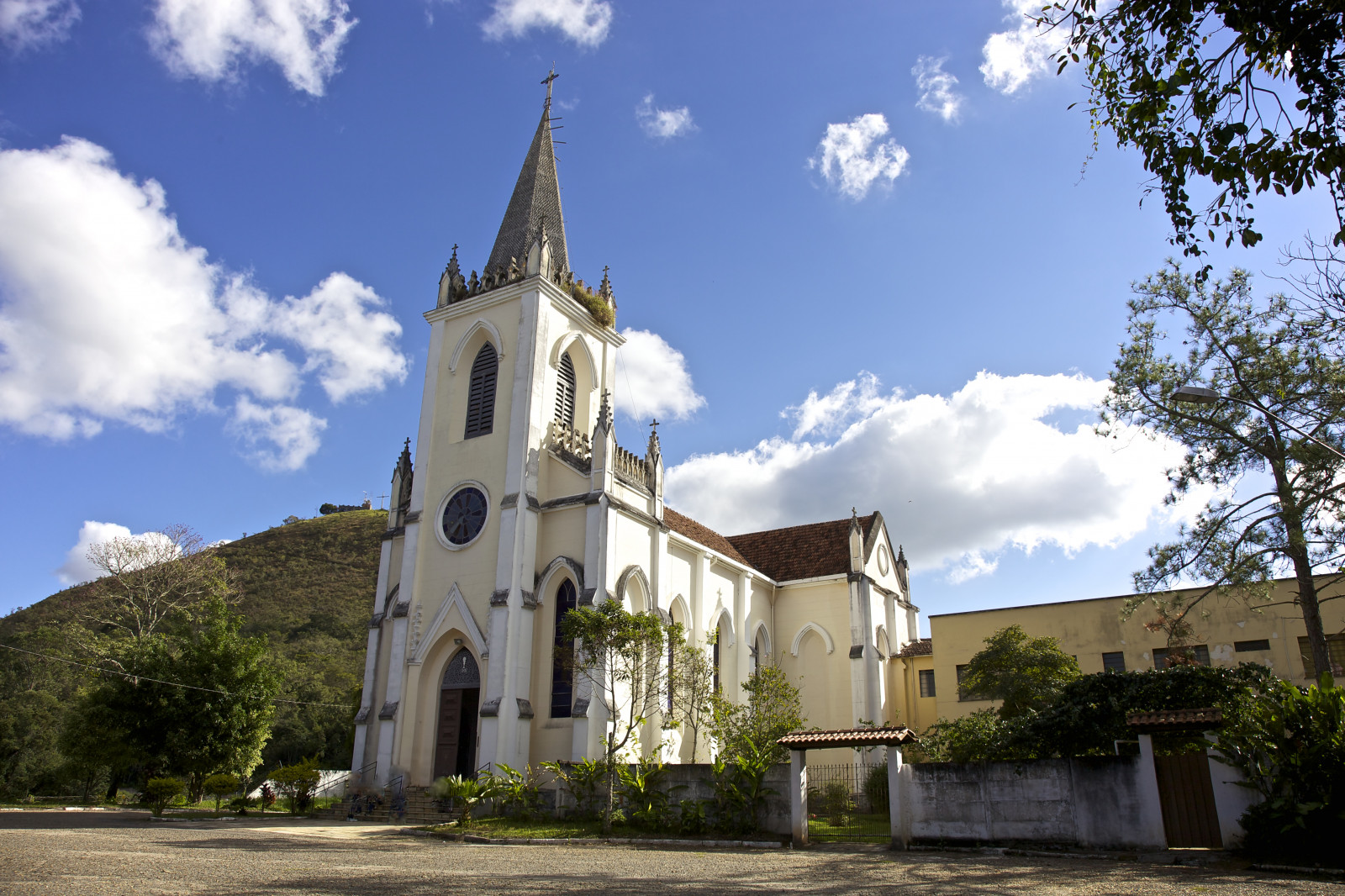 træer, Brasilien, himmel, MinasGerais, kirke, latin Amerika, Sydamerika, Arquitetura, Brasil, arkitektur, skyer, fotografering, dag, fotograf, skygger, overskyet, blå himmel, dia, CEU, MG, Igreja, katolsk kirke, form, Fotografia, formas, serra, fachada, Sombras, fotografo, Gettyimages, religião, arvores, smuk dag, americadosul, americalatina, Caxambu, catolicismo, cristianismo, nuvens, ceuazul, lindodia, canonef24105mmf4lis, suldeminas, rep blicafederativadobrasil, Igrejacat lica, Cidadetur stica, canoneos5dmarkii, Templocat lico, Circuitodas guas, estadodeminasgerais, Estiloneog tico, franciscoaragao, municipiodecaxambu, serracaxambu, tombadapeloiepha, igrejadesantaisabeldehungria