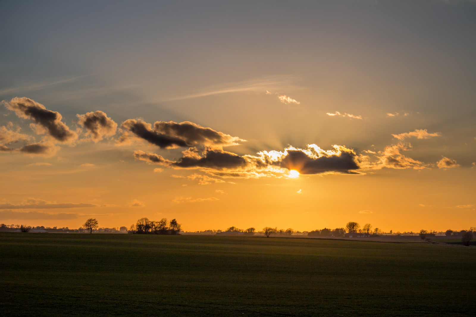 Sonnenlicht, Landschaft, Sonnenuntergang, Meer, Himmel, Feld, Sonnenaufgang, Abend, Morgen, Sonne, Horizont, Atmosphäre, Dämmerung, Wolke, Dämmerung, Himmel, Solnedg ng, Sk ne, Landschaft, Geschmolzen, Landschaftlich, S dersl tt, Landkap, Ebene, Prärie, Atmosphärisches Phänomen, Nachglühen, Roter himmel am morgen