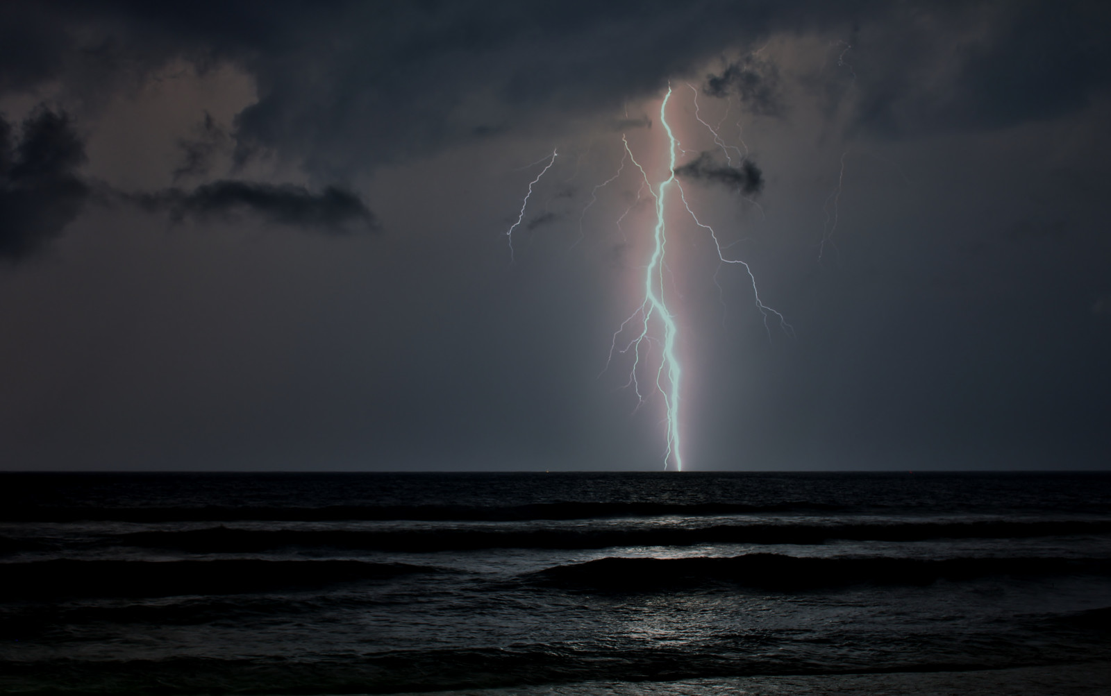 krajina, světla, moře, noc, voda, Příroda, nebe, pláž, uklidnit, Blesk, bouřka, modrý, večer, Kánon, vítr, horizont, atmosféra, hrom, Bali, Indonésie, prapor, elektrický, Surfovat, longexposure, mrak, barvy, oceán, bouřka, tma, lanscape, nightshot, kupa, jev, Kuta, notturna, thegoldenachievement, Stricking, Balangan, Eletricstorm