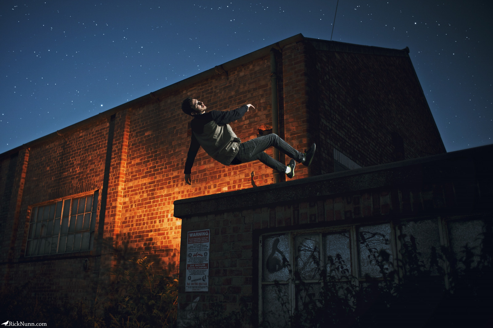 Okna, chlapec, lidé, budova, mužský, Cihlový, podzim, hvězdy, Létat, Sam, Blikat, stoh, vypustit, džíny, Gravitace, bunda, kapuce, Pojem, plovák, Nunn, opuštěný, smrtelný, nová rovnováha, levitovat, strobist, canonef28mmf18usm, stockcategories