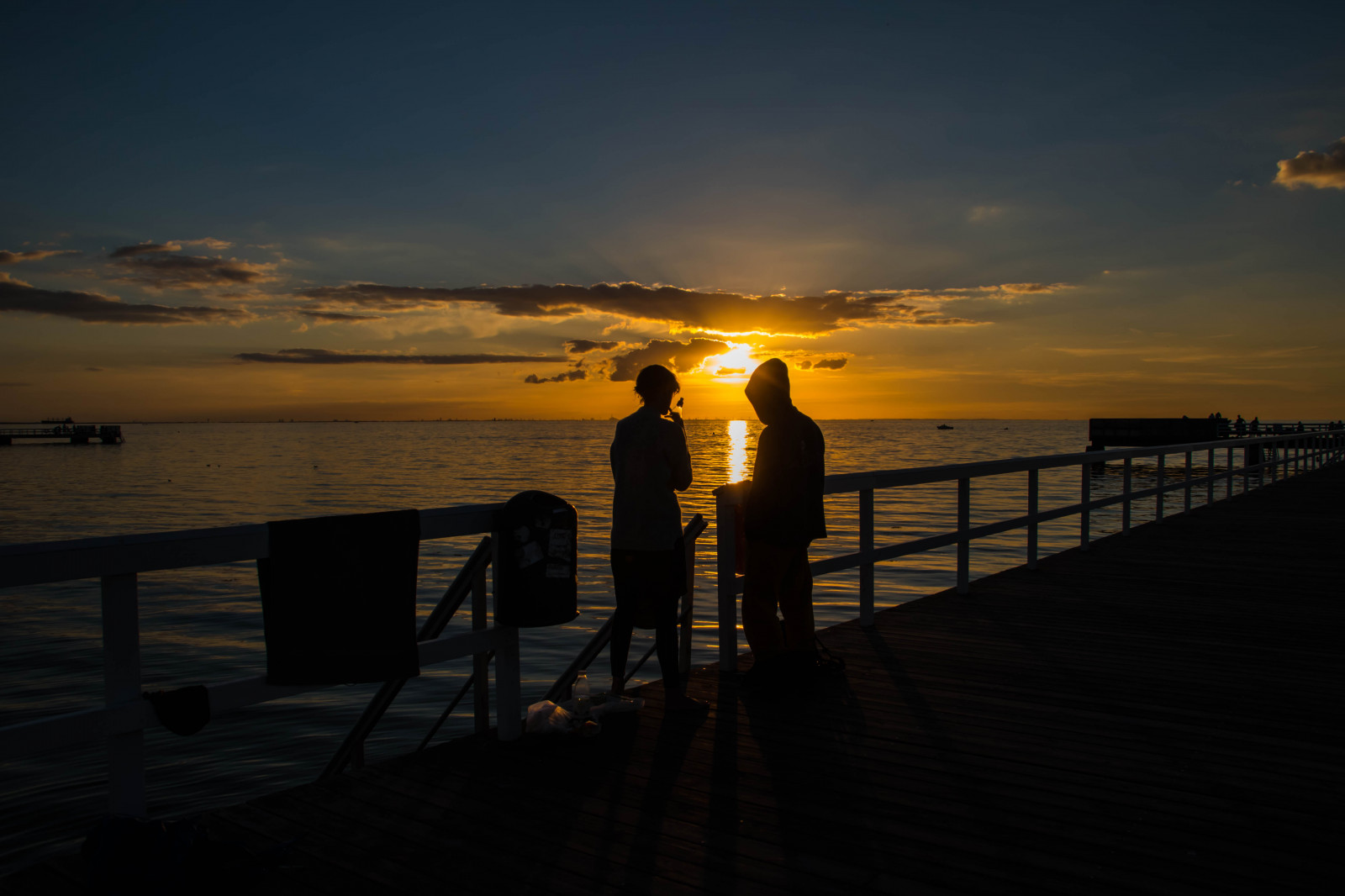 sollys, mennesker, solnedgang, hav, vand, afspejling, silhuet, strand, solopgang, aften, morgen, kyst, bro, Sol, horisont, sommer, mole, Sverige, skumring, Sverige, lys, Sky, daggry, udendørs, ocean, bølge, sk nel n, SE, Ribersborg, Ribban, resund, streng, Brygga, solnedg ng, brygga3, siluett, hav, malmø, tbryggan, efterglød