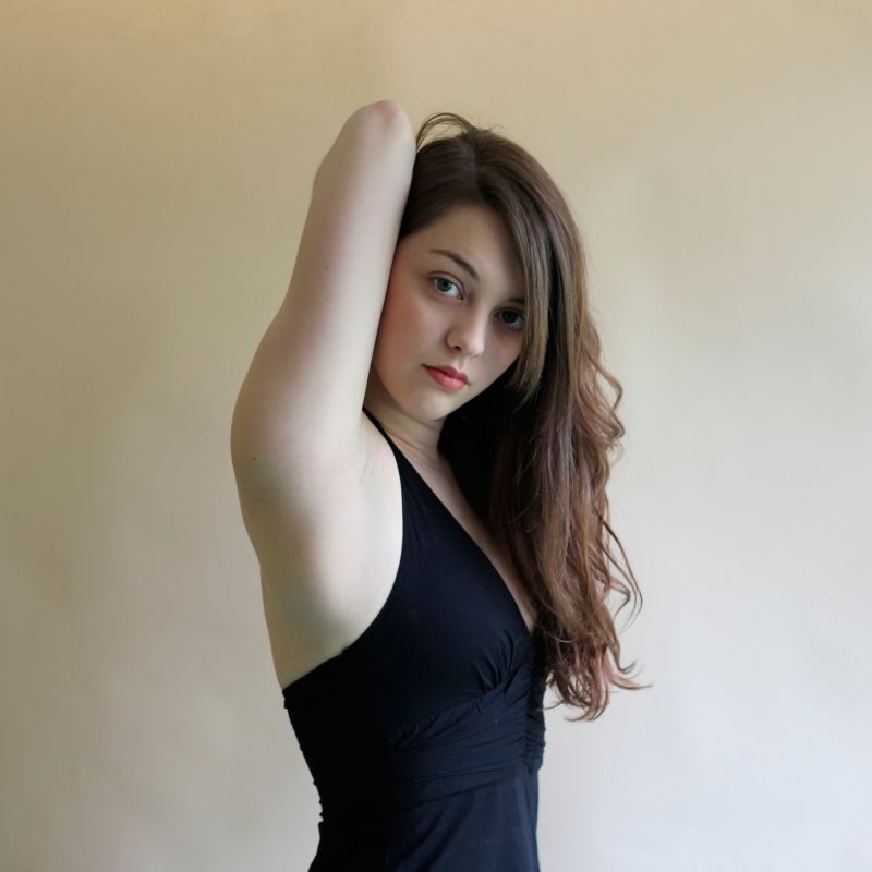 model,portrét,dlouhé vlasy,fotografování,šaty,podpaží