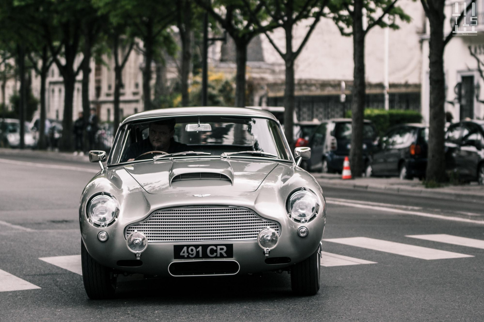 ulice, auto, vozidlo, fotografování, Šedá, luxus, Paříž, sportovní auto, klasická auta, výkon auta, Aston Martin DB5, GT, Vzácný, bohatý, kolo, cars, klasický, aston, Martin, superauto, DB4, Aston Martin, DB5, Černý a bílý, monochromatické fotografování, automobilového designu, závodní auto, motorové vozidlo, aston martin DB4