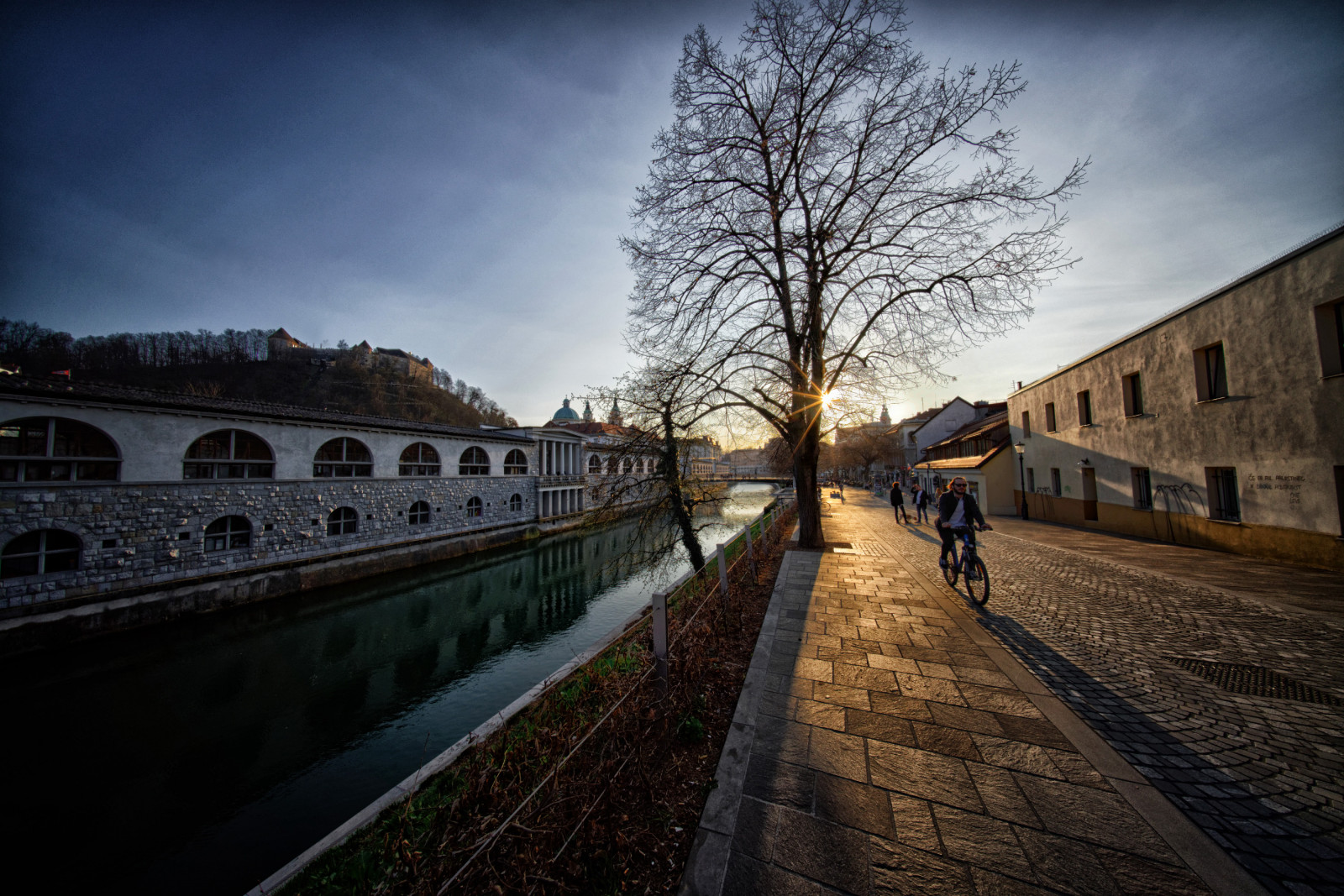 sollys, solnedgang, by, bybilledet, nat, arkitektur, afspejling, skygge, aften, morgen, bro, flod, Sol, by, kapital, Slovenien, transportere, lys, buer, træ, foodmarket, mørke, spore, byområde, vandveje, arkader, slovenija, Ljubljana, Ljubljanica, jo eple nik, architecte