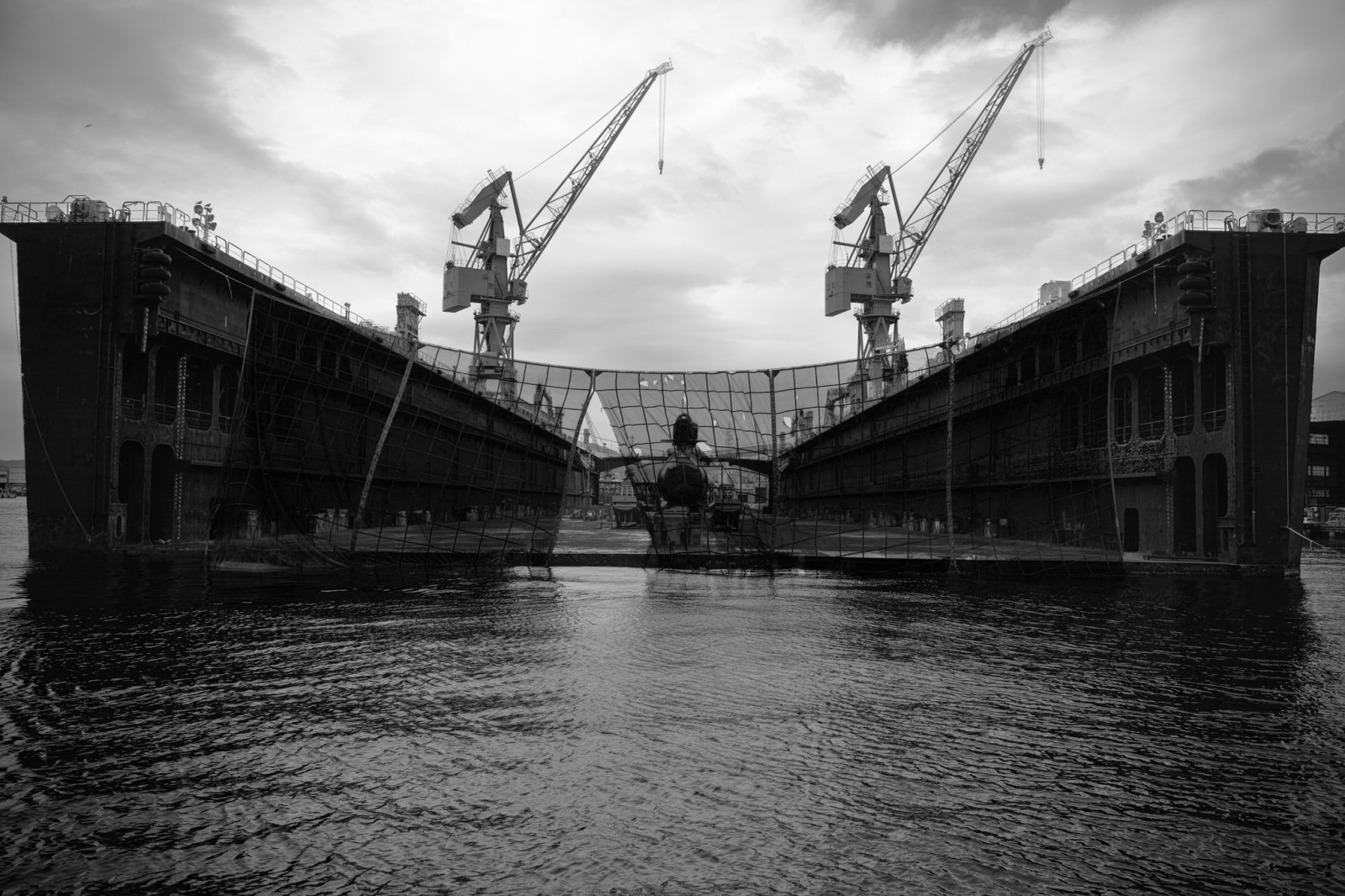 ponte, corso d'acqua, cielo, bianco e nero, acqua, fotografia in bianco e nero, riflessione, fiume, struttura, nube, area urbana, fixed link, monocromo, ponte sospeso, ponte levatoio, canale, trave ponte, canale, bacino, bayou