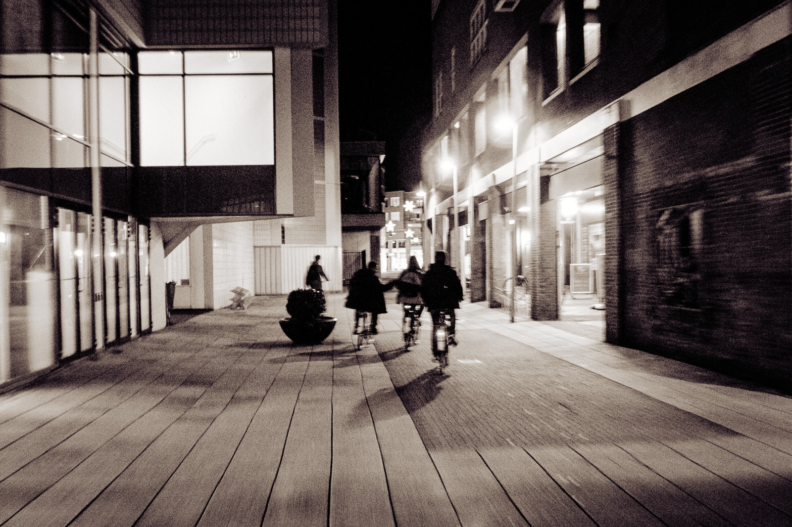 Černá, fotografie, Černý a bílý, infrastruktura, urban area, světlo, ulice, fotografování, momentka, architektura, monochromatické fotografování, tma, stín, alej, černobílý, silnice, okno, město, noc, Dům, budova, úhel, podlaha, fasáda