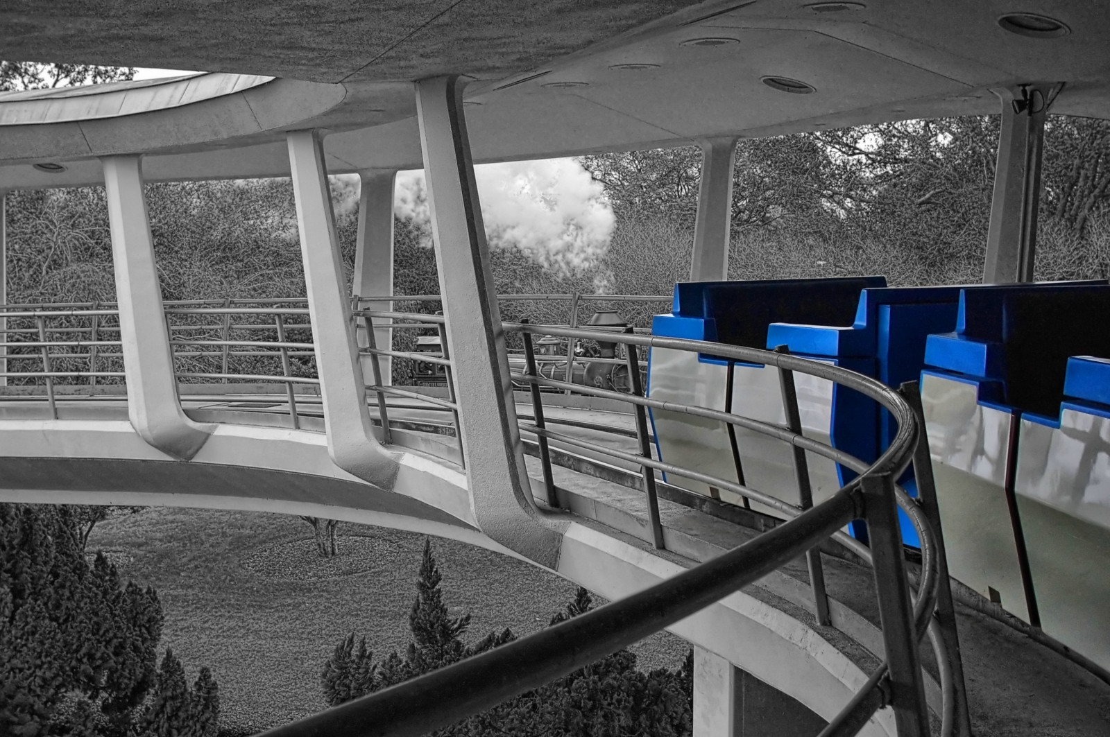 okno, architektura, voda, vlak, modrý, sklenka, kouzlo, HDR, Spojené státy americké, Království, Disney, tramvaj, Florida, struktura, Země zítřka, úhel, Orlando, F14, leden, 2008, UMĚNÍ, Budoucnost, jezdit, prozkoumat, prozkoumal, přeprava, sigma, magický, nikond40, highdynamicrange, 30mm, téma, Černý a bílý, Walt, peoplemover, svět Disney, waltdisneyworld, kouzelné království, TTA, WDW, selectivecoloring, atrakce, zábavní park, flickrexplore, Walt Disney, disneyparks, dynamicphotohdr, lucisart, paintshopprophotox2, disneyphotochallenge, disneyphotochallengewinner, noiseninja, Lucis, tomorrowlandtransitauthority, highwayinthesky, wedwaypeoplemover, disneyride, waltdisneyrailroad