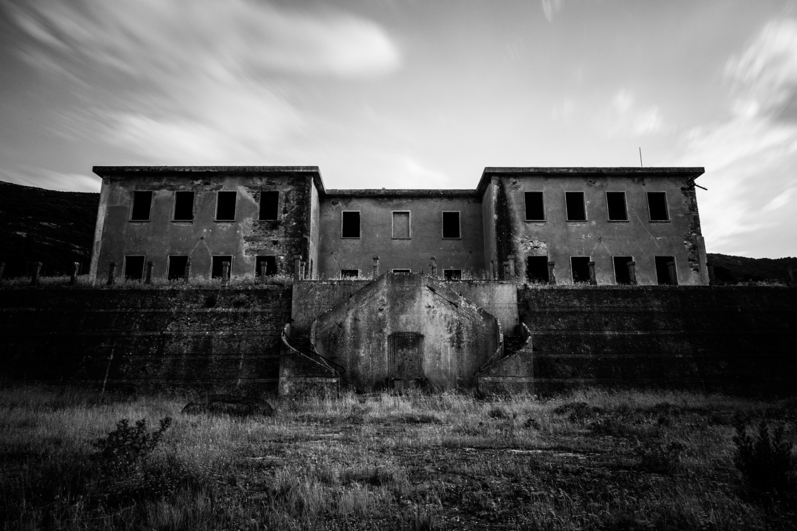 cielo, nero, fotografia, bianco e nero, fotografia in bianco e nero, nube, fotografia, architettura, parete, monocromo, costruzione, fenomeno, storia, rovine, casa, albero, paesaggio, stock photography, storia antica, oscurità, fortificazione, erba, facciata