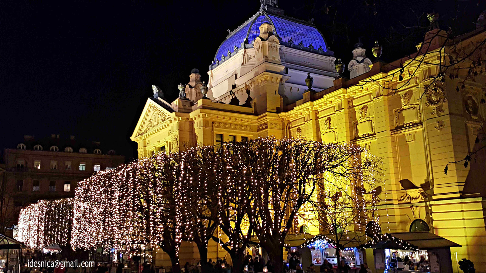 mezník, turistická atrakce, noc, město, metropole, město, osvětlení, Cestovní ruch, náměstí, Vánoční osvětlení, festival, Metropolitní oblast, budova, nebe, slavnost, strom, vánoční dekorace, věž, dav, náměstí, večer, fasáda, zájezdy, svět