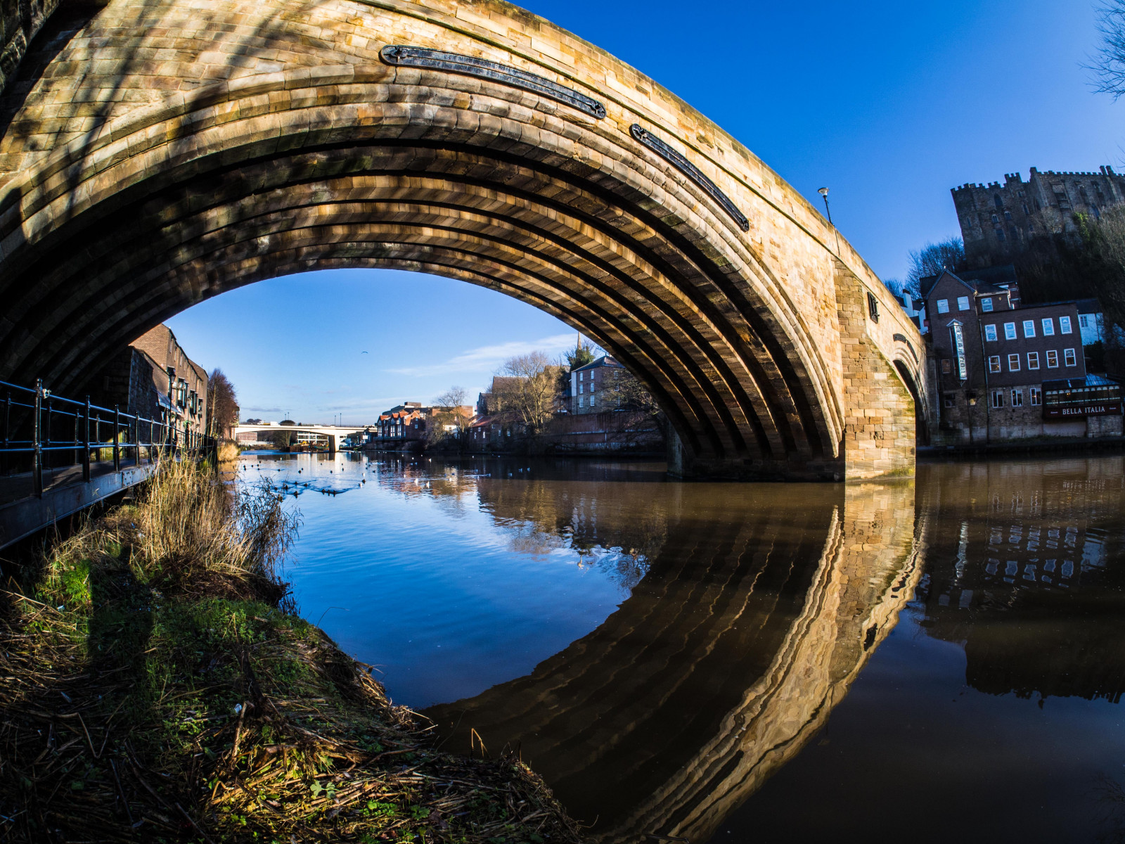 Durham, město, Severní, východní, Anglie, Spojené království, široký, slunce, Slunný, paprsek, paprsky, stín, stíny, silueta, osvětlil, světlo, jasný, pic, foto, fotografie, fotky, obrázek, fotografie, s, že, mít, foto, fotos, který, obsahovat, umělecký, představení, objektiv, Pohled, nadčasový, epl5, Pero, Olympus, Samyang, Ryba, oko, rybí oko, 75mm, F35, manuál, Soustředit se, most, historický, dějiny, riverwear, řeka, břeh řeky, mít na sobě, 35, cwhatphotos