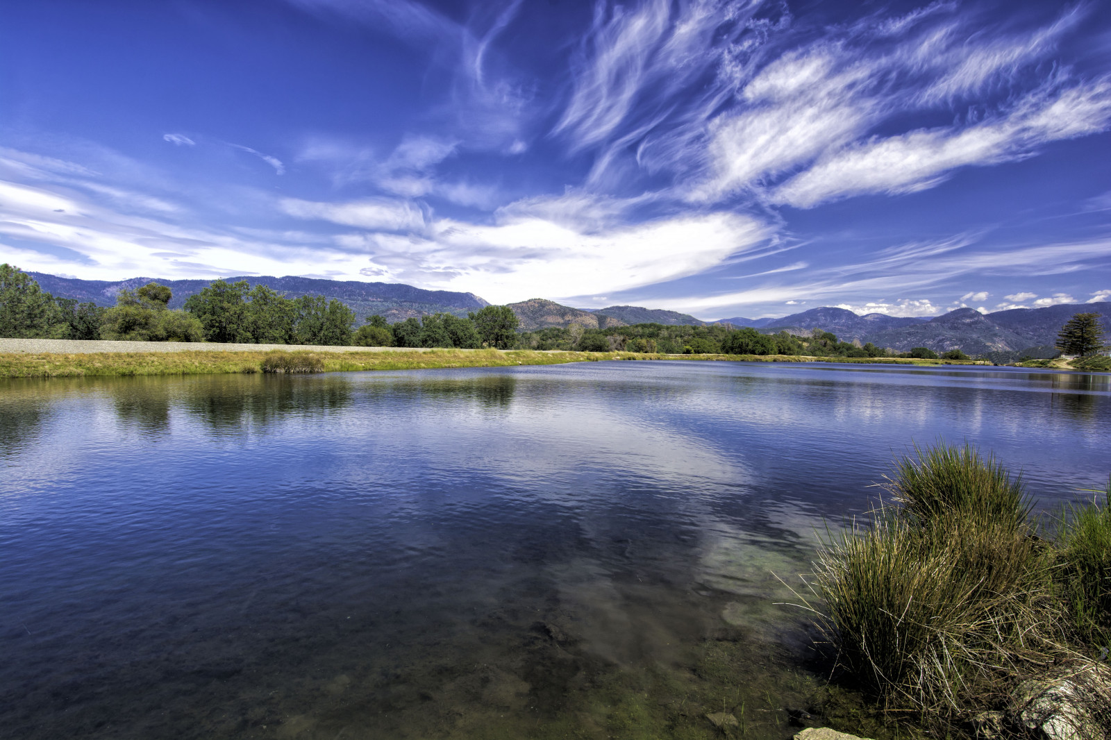 luce del sole, paesaggio, collina, lago, acqua, natura, riflessione, erba, cielo, nuvole, calma, sera, mattina, fiume, California, orizzonte, atmosfera, natura selvaggia, stagno, Banca, paesaggio mount, pesca, distretto del Lago, zone umide, nube, albero, montagna, waterscape, sierranevada, alveo, prato, serbatoio, giorno, laghetto, montanaro, lago, sfondo del computer, fenomeno meteorologico, ai piedi, sierre, madera, insenatura, golena, pedemontano, risorse idriche, Corrinelake