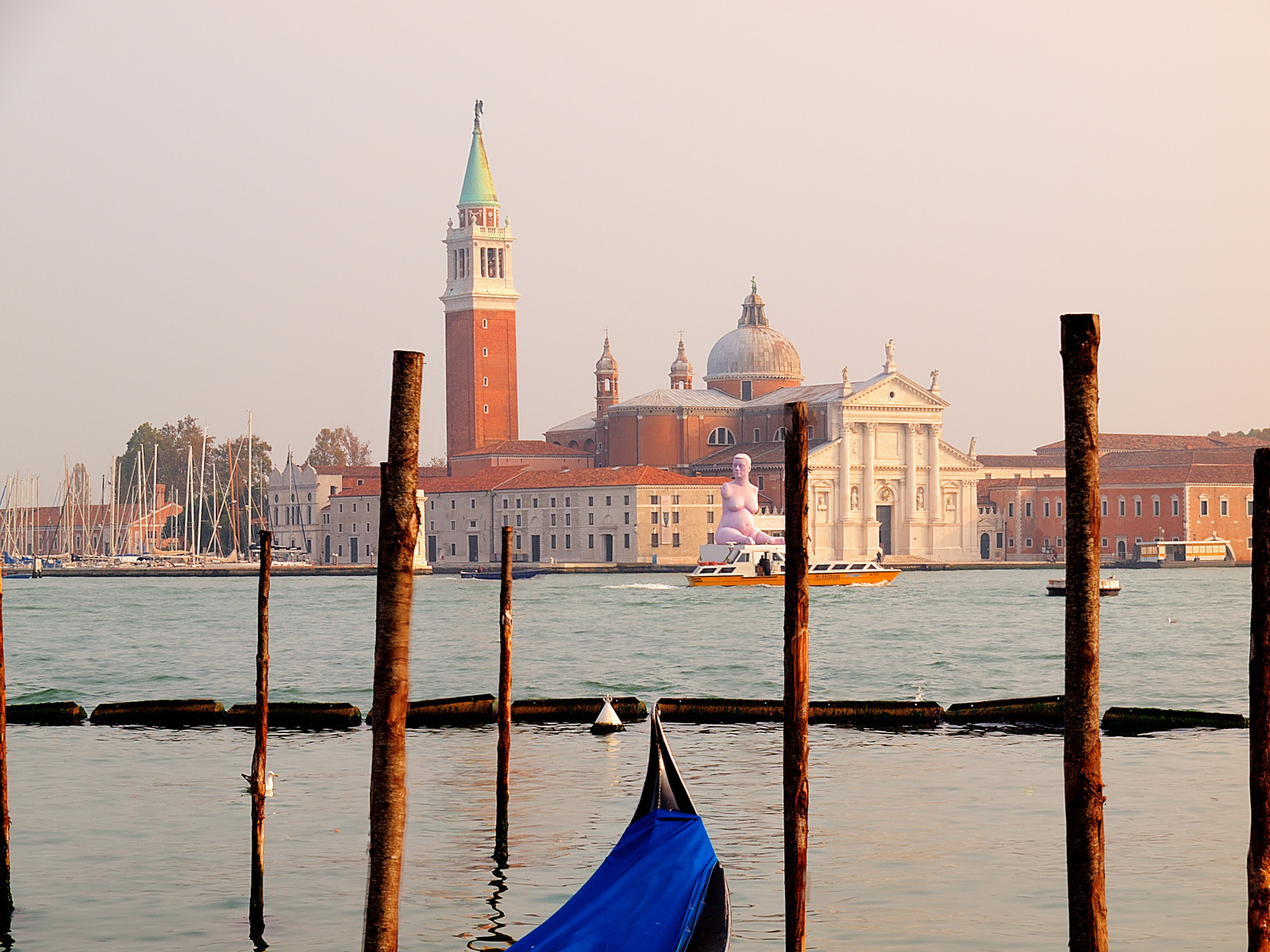 krajina, loď, moře, město, panoráma města, Itálie, starověký, voda, budova, odraz, nebe, Benátky, vozidlo, panoráma, mrakodrap, večer, ráno, věž, socha, horizont, růžový, metropole, spirála, waterscape, plavidlo, kanál, mezník, města, během dne, veneto, kanály, vodní, gondola, sangiorgiomaggiore, Gondály, water transportation