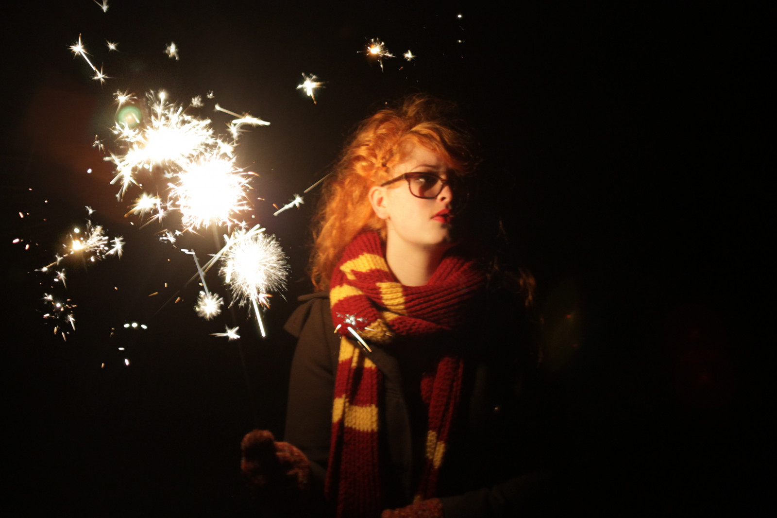 แสง, สหราชอาณาจักร, เบา, เงา, แนวตั้ง, ส้ม, ผู้หญิง, ภาพเหมือน, หนาว, ศิลปะ, ภาษาอังกฤษ, ผม, หญิงสาว, ใบหน้า, กลางคืน, ผ้าพันคอ, ตัวเอง, มืด, ผม, ฉันเอง, การถ่ายภาพ, ขิง, วิจิตรศิลป์, ปี, หนุ่มสาว, แฮร์รี่พอตเตอร์, sparklers, ประกายไฟ, เรื่องราว, วัยรุ่น, รูปถ่าย, วัยรุ่น, 365, แนวคิด, แนวความคิด, จุดประกาย, chiaroscuro, ระเบิด, วัยรุ่น, ฟอง, Gryffindor, lumos, 365 วัน, ละเอียด