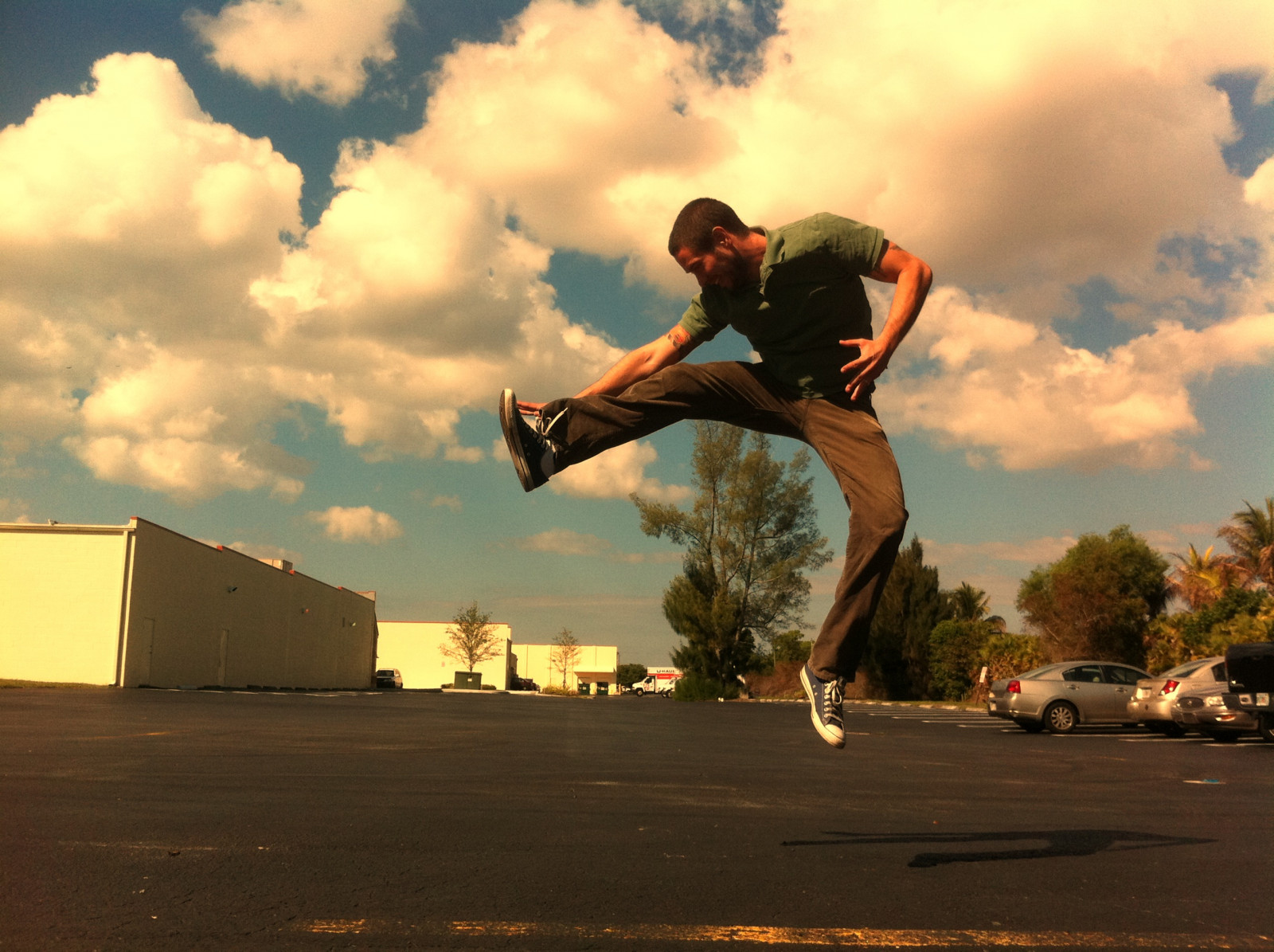 slunečnímu záření, nebe, skákání, mraky, modrý, večer, ráno, obuv, skateboard, skateboarding, tenisky, iPhone, Konverzovat, longboard, teplý, longboarding, parkoviště, sklíčidla, Všechny hvězdy, mrak, strom, hodně, Pohyb, hnutí, zábava, iphoneografie, mobilní telefon, rekreace, Atmosféra Země, sportovní vybavení, extrémní sport, meteorologický jev, skateboarding zařízení a potřeby, boardové sporty, skateboardista, fotoaparátem, skákající, freebord