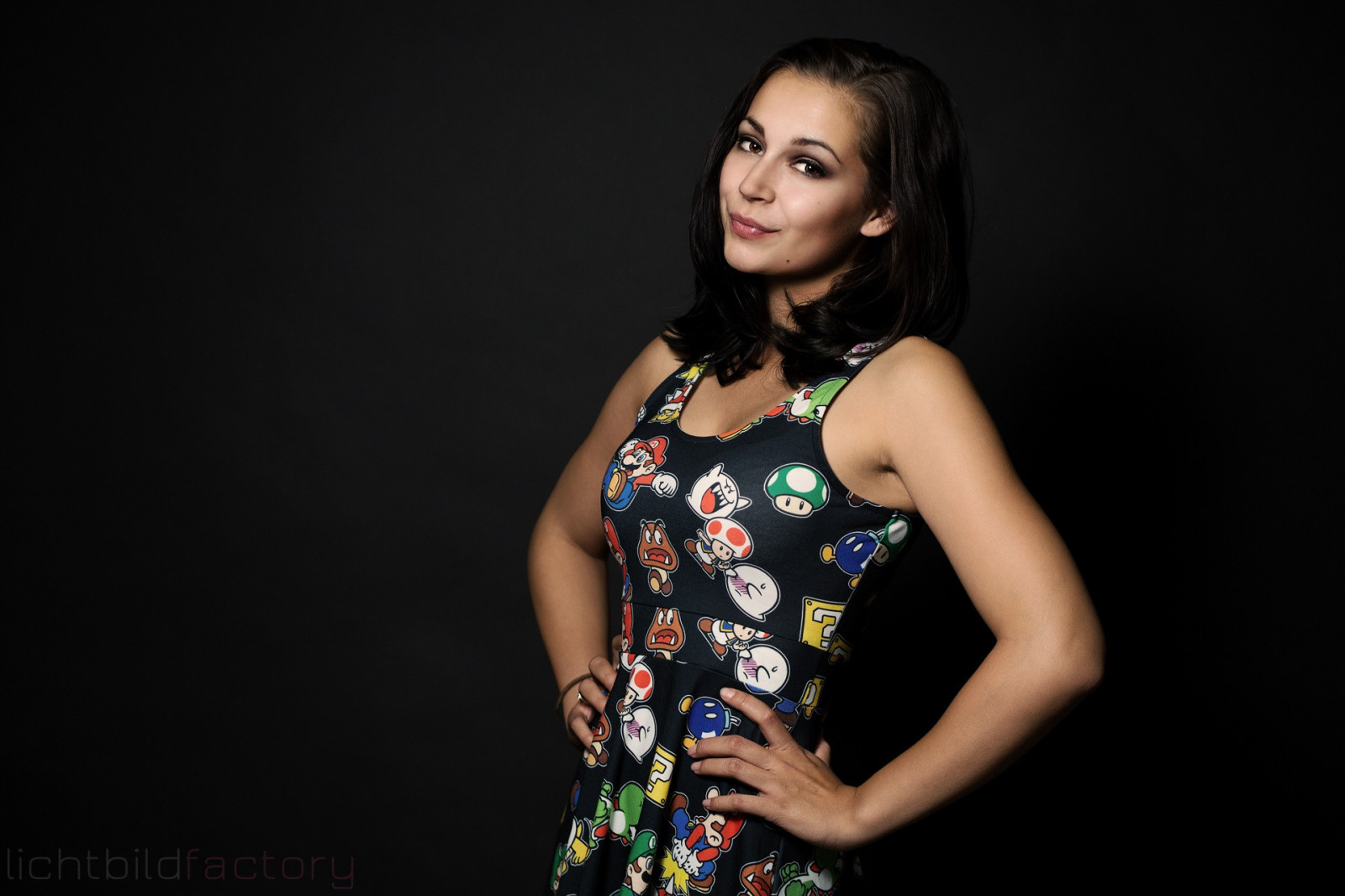 tvář, ženy, model, portrét, jednoduché pozadí, bruneta, fotografování, zpěvák, šaty, černé vlasy, móda, Osoba, samolibě se šklebit, tmavé oči, zpěv, krása, dáma, portrétní fotografie, focení, břicho, Lidské tělo, módní design