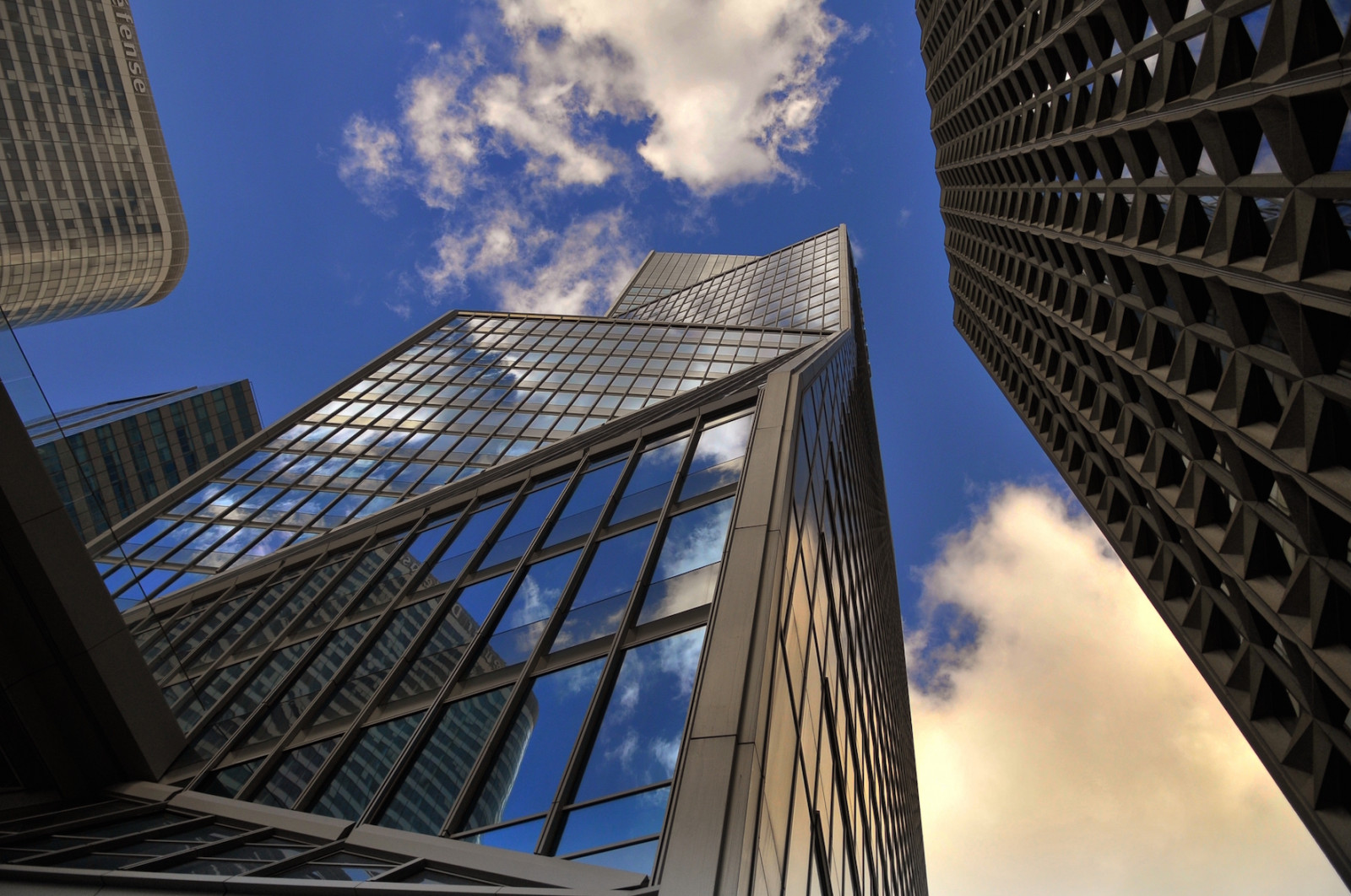 slunečnímu záření, město, panoráma města, architektura, budova, odraz, nebe, mraky, symetrie, mrakodrap, modrý, věž, most, moderní, Francie, Paříž, metropole, centrum, tvar, čára, odrážet, prohlídka, mraky, bleu, reflet, mezník, profesionální, fasáda, průmysl, urban area, Metropolitní oblast, panelový dům, La Défense, Brillant