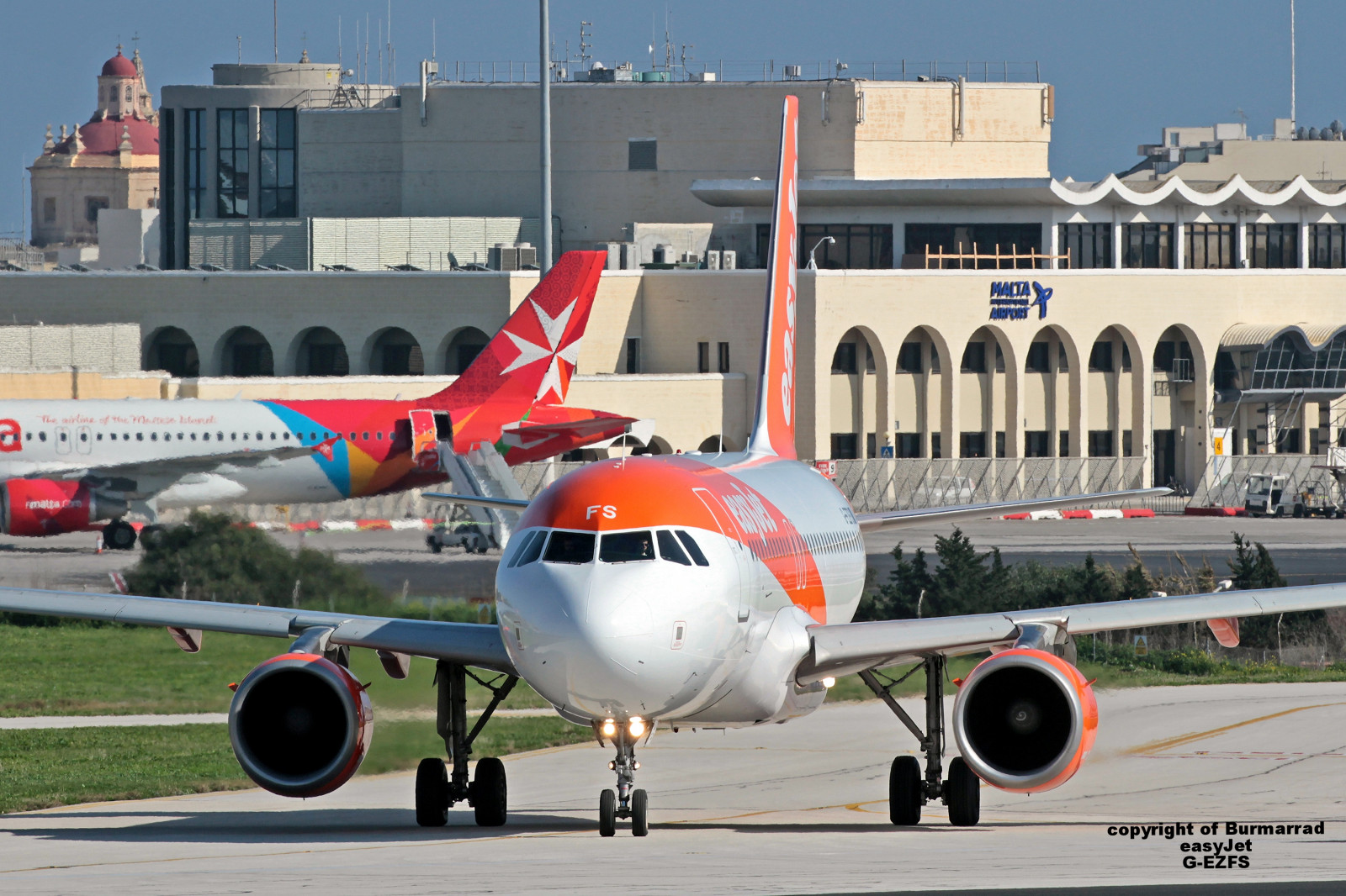 vozidlo, letoun, letadlo, Boeing, Boeing 777, letectvo, infrastruktura, Boeing 737, Airbus, Airbus A330, Vzlétnout, letectví, easyJet, cn, letecká linka, Atmosféra Země, letecká doprava, aerospace engineering, dopravní letoun linkový, proudová letadla, širokým trupem letadla, úzké tělo letadla, Airbus A320, Registrace, letiště zástěra, LMML, 02022017, a319111, gezfs, 4129