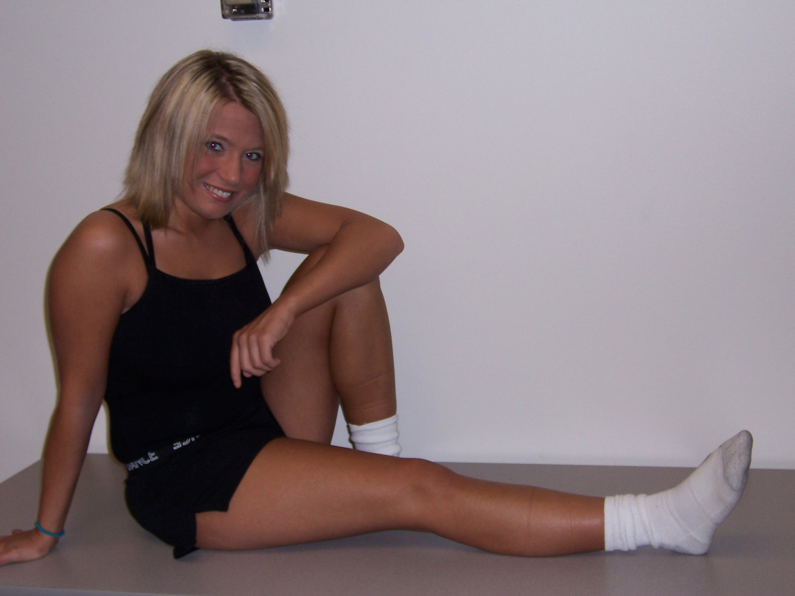 โมเดล, กางเกงขาสั้น, ถุงเท้า, เสื้อผ้า, มือ, นิ้ว, ขา, กล้ามเนื้อ, สีบลอนด์, แขน, หน้าอก, ตำแหน่งของมนุษย์, การถ่ายภาพ, หน้าท้อง, ร่างกายมนุษย์, ต้นขา, สมรรถภาพทางกาย, ชุดชั้นใน, ชุดชั้นในที่ใช้งาน