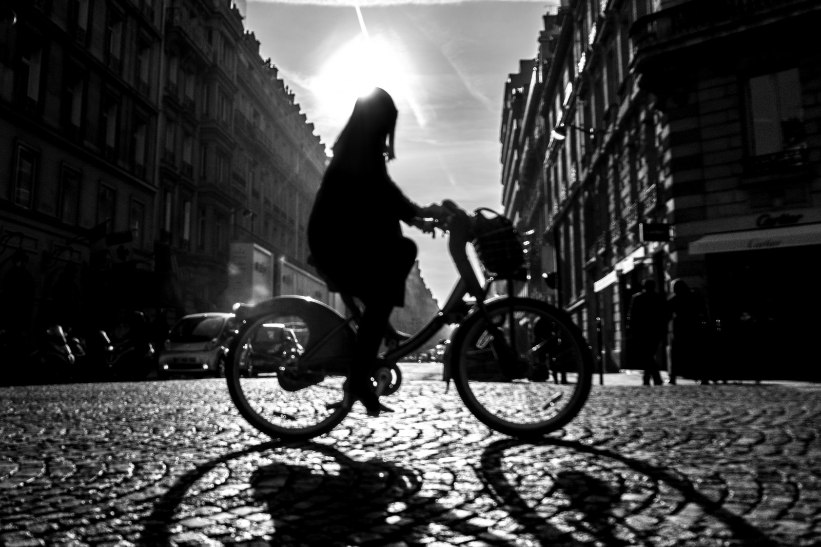 slunečnímu záření, pouliční osvětlení, bílý, Černá, černobílý, ulice, noc, auto, dlažební kamen, jízdní kolo, nebe, stín, vozidlo, fotografování, mraky, modrý, večer, slunce, Francie, Paříž, cyklistika, Noir, řidičský, podsvícení, půlnoc, Olympus, světlo, strom, tělesné, žena, budovy, kolo, kolo, tma, streetphotography, blanc, OMD, nb, momentka, rekreace, pruh, Černý a bílý, monochromatické fotografování, sportovní vybavení, pozemní vozidla, silniční kolo, horské kolo, druh dopravy, hybrid kolo, freestyle bmx, obecní, Velib