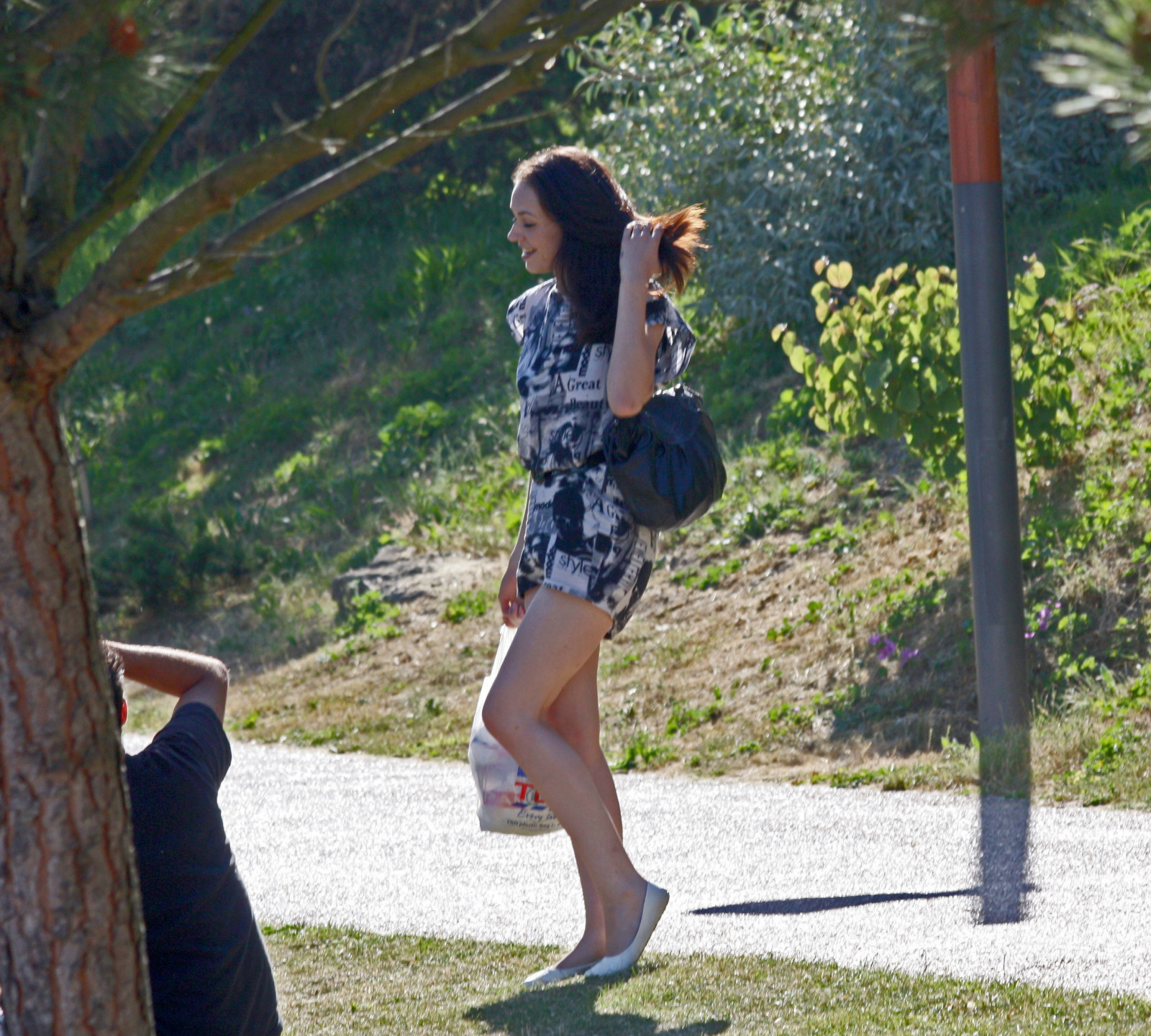 bílý, Černá, Krásná, usměj se, usmívající se, vlasy, obuv, dlouho, šaty, ploché, nohy, upřímný, krátký, bruneta, kabelka, Mini sukně, Mladá žena, minišaty, sorris, eoshe, canoneos450d