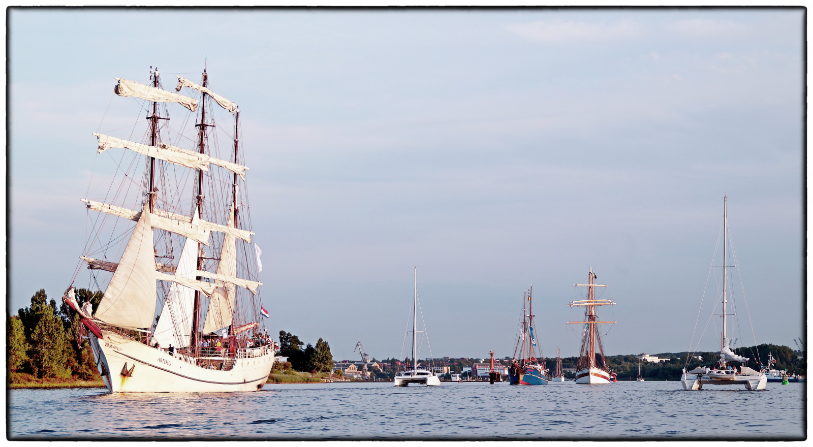 เรือ, เรือ, แล่นเรือใบ, ทะเล, โซนี่, แล่นเรือใบ, Brigantine, เรือใบ, rostock, เรือบรรทุกสินค้า, ช่อง, เสา, schiff, บารมี, แล่นเรือ, Clipper, zackl, sz227, sonyslt58, อินเดียตะวันออก, เรือเต็ม rigged, fluyt, เรือรบ, เรือของสาย, เกลเลียน, คาราเวล, เรือสำเภา, เรือธง, manila galleon, เรือสูง, เรือใบ, windjammer, schiffe, barquentine, มาริติม, เรือฝึกอบรม, โรคลมชัก, หด, warnow, maritimesflair, hansesail2014, baltimore clipper, first rate, ship replica