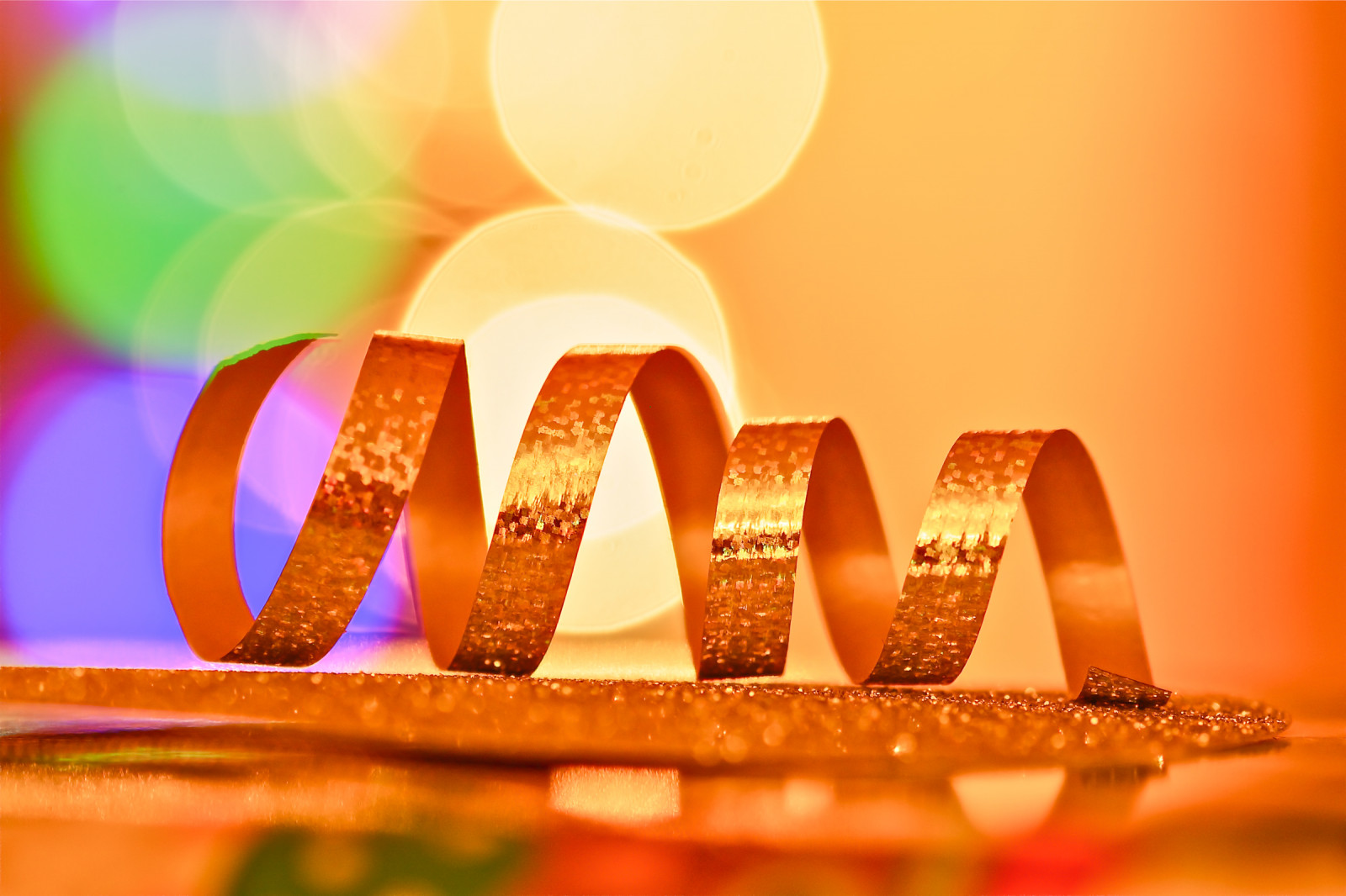 ไฟ, คริสต์มาส, bokeh, ริบบิ้น, ทอง, เบา, นำเสนอ, dof, ประกายไฟ, ม้วน, วอลล์เปเปอร์คอมพิวเตอร์, การถ่ายภาพมาโคร, ถ่ายภาพนิ่ง