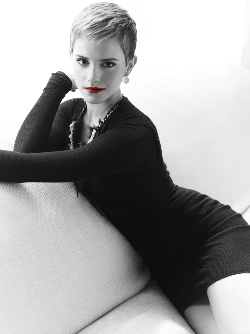 hvit, svart, kvinner, monokrom, modell, portrett, sitter, fotografering, selektiv farging, sanger, hår, Emma Watson, Person, klær, skjønnhet, kvinne, dame, væpne, frisyre, svart og hvit, monokrom fotografering, menneskelige stillinger, portrettfotografering, fotografering