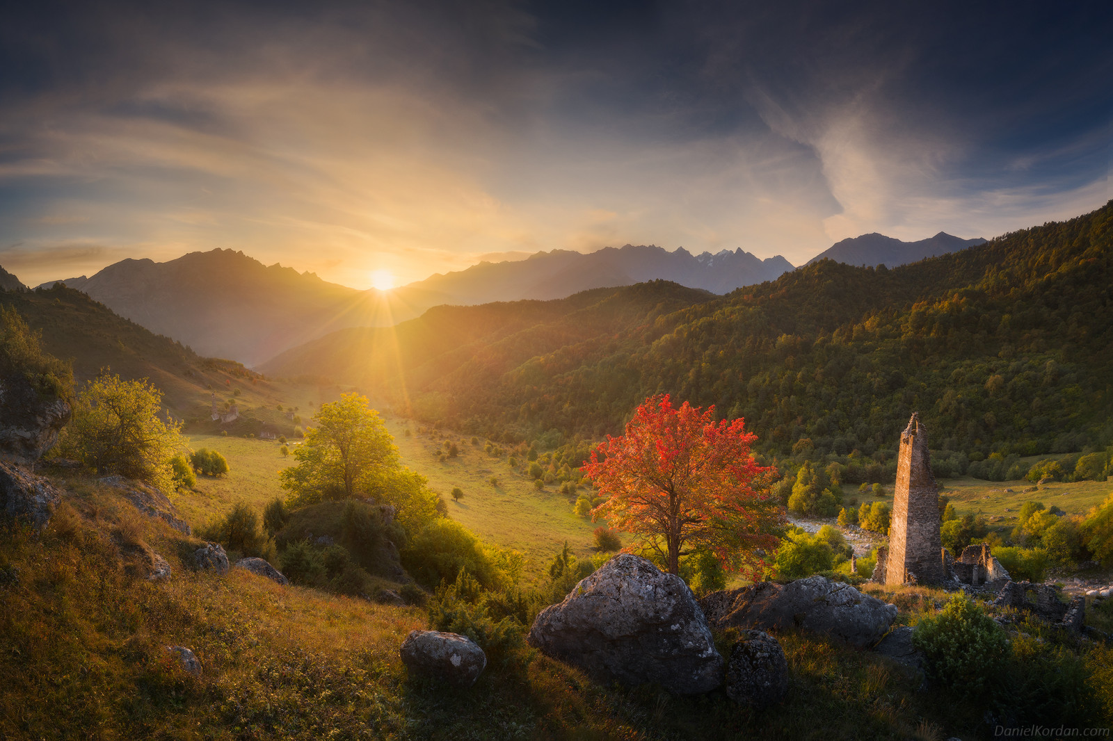 nube, pianta, cielo, atmosfera, montagna, Natural landscape, montanaro, ultimi bagliori, luce del sole, albero, crepuscolo, fenomeno atmosferico, tramonto, erba, prateria, Alba, orizzonte, paesaggio, morfologie montane, catena montuosa, cumulo, area rurale, prato, valle, foresta, collina, alba, nebbia, lens flare, Massiccio, sera, altopiano, abbattere, fenomeno meteorologico, oggetto astronomico, collina stazione, cresta, fiore, campo, Fiore di campo, roccia, distretto del Lago, pascolo, prateria, Chaparral, Sole, tundra, vertice, autunno, cielo rosso al mattino, tropical and subtropical coniferous forests, natura, bosco, arbusto, shrubland, riflessione, inverno, notte, deciduo, Alpi