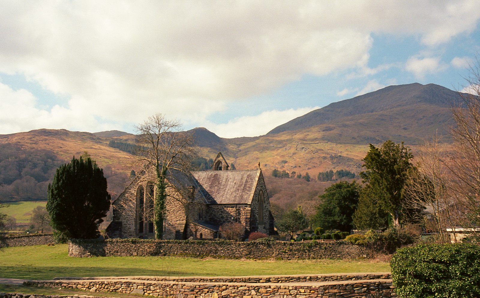 krajina, kopec, tráva, nebe, pole, Dům, vesnice, hospodařit, národní park, údolí, divočina, Evropa, kostel, Spojené království, 35MM, fotoaparát značky kodak, mount scenérie, plošina, Lake District, Wales, mrak, strom, hora, lučina, rostlina, analogový, pastvina, Zeiss, carlzeiss, film, analog, louka, ikon, greatbritain, gb, Británie, dálkoměr, vysočina, jezero, venkov, horských reliéf, pohoří, meteorologický jev, klesl, epsonv500, ektar100, políčko, kodakektar, Snowdonia, Zm, Zeissikonzm, biogon, 35mmf2biogon