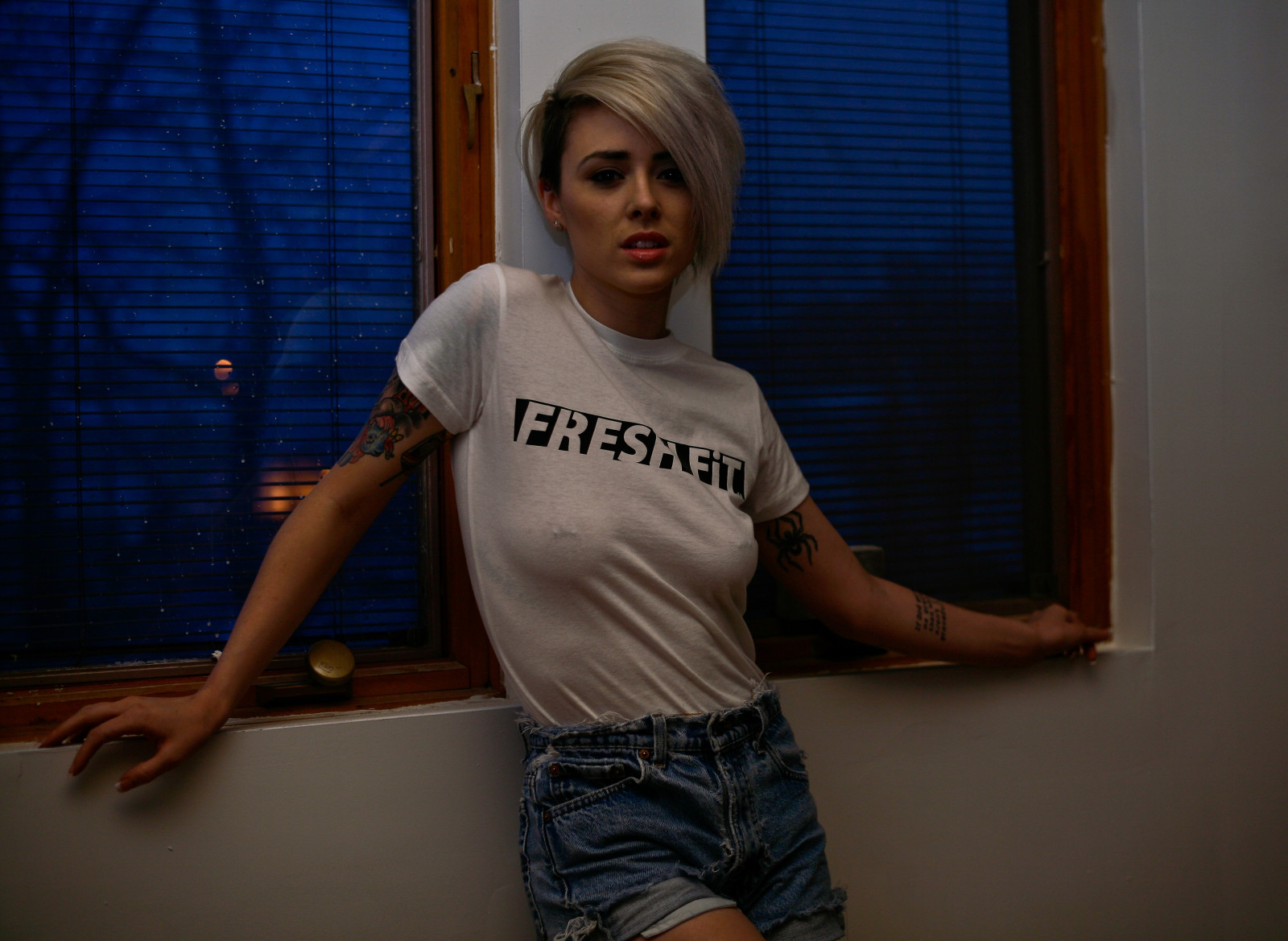 Frau, Modell-, Sitzung, Tätowierung, blau, Mode, Person, Brustwarzen durch Kleidung, Alysha Nett, Durchbohrte Brustwarzen, Mädchen, Dame, Muskel, blond, Menschliche Positionen, Fotoshooting