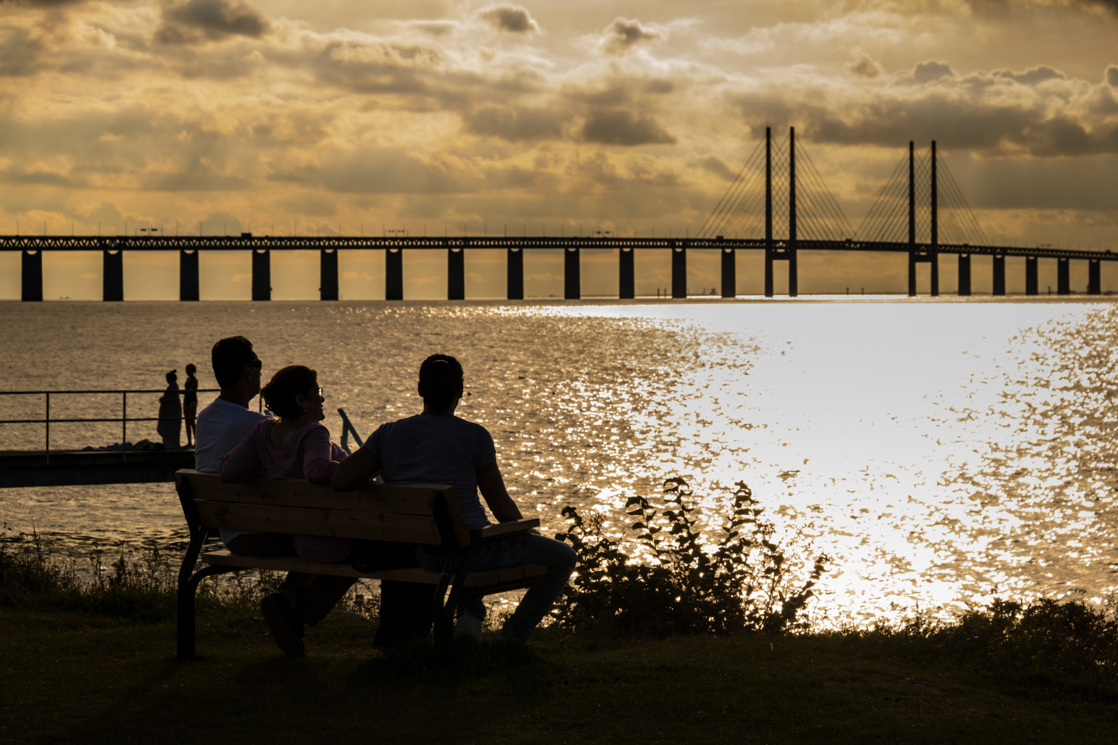 slunečnímu záření, lidé, západ slunce, moře, voda, odraz, večer, ráno, lavice, most, soumrak, banka, Bro, resundsbron, hav, m nniska, Malmo, Sibbarp, fotografie, exif modelu canoneos760d, geocountry, Kamera aby kánon, geocity, Model fotoaparátu canoneos760d, geostate, geolocation, EXIF čočka efs18200mmf3556is, exif aby kánon, EXIF isospeed 100, EXIF otvor 90, exif focallength 80mm