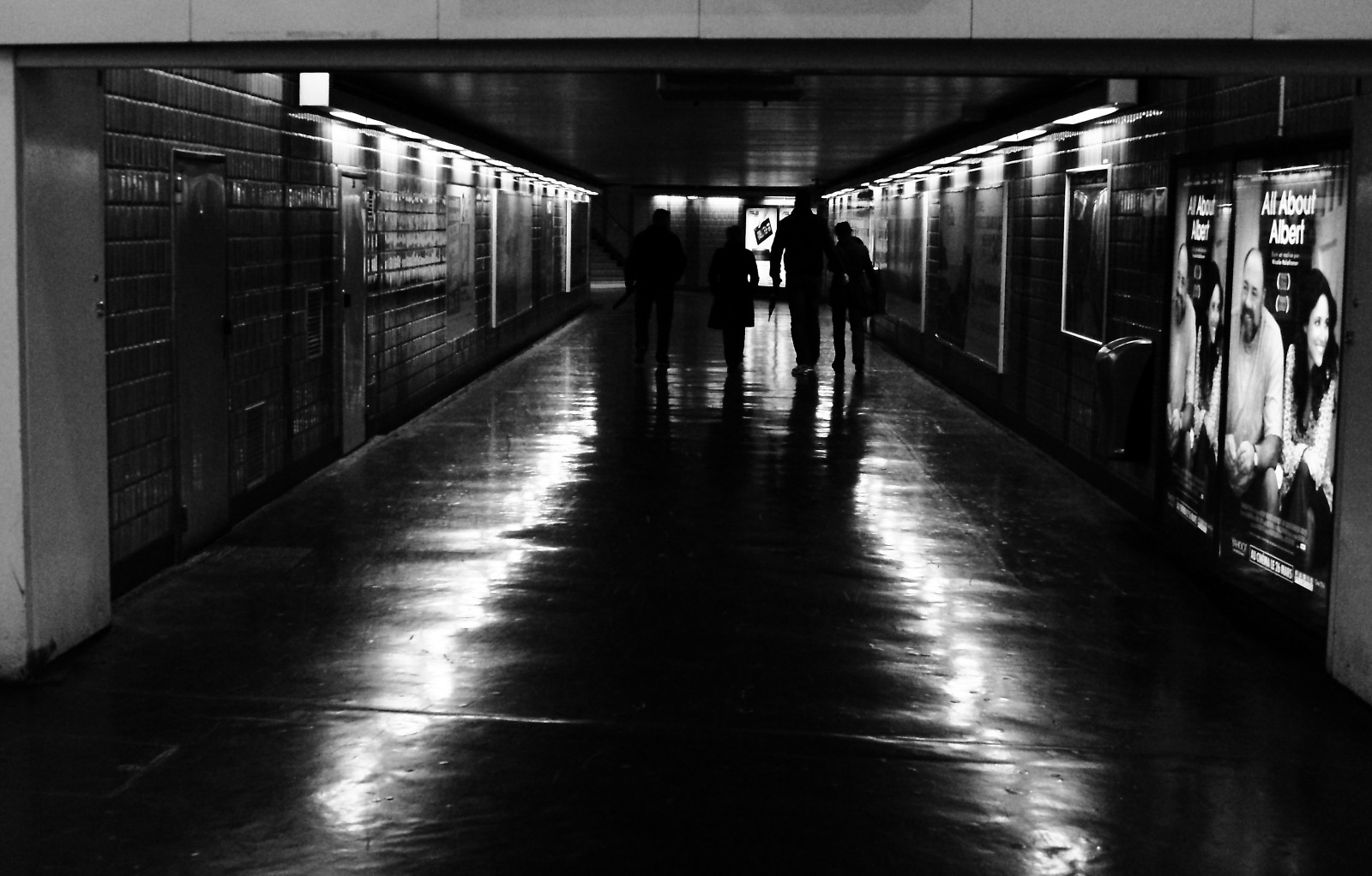 sort, monokrom, gade, nat, arkitektur, by-, afspejling, skygge, vej, fotografering, symmetri, Paris, undergrundsbane, metro, noir, midnat, struktur, infrastruktur, vinkel, rapid transit, lys, gyde, belysning, Gade syn, hal, mørke, rue, noiretblanc, blackandwithe, photoderue, øjebliksbillede, urbanarte, Lumiere, photopascalcolin, sort og hvid, monokrom fotografering, film noir, hovedstadsområde, offentlig transport, metro station, ombres, neons, Personnages, montparnasse, paris14, Danslecouloirdum tro