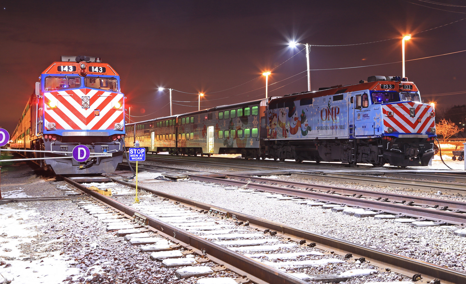 světla, noc, jezero, sníh, zima, vozidlo, vlak, železnice, věž, vlakové nádraží, krystal, čas, Mars, Vánoce, signál, Dojíždějící, doprava, lokomotiva, hlava, elektřina, Cestující, spěch, Severní, 2016, světlo, strom, železnice, hodina, stanice, sezóna, dobrý, dolů, dovolená, pól, dráha, vyjádřit, Sears, Metropolitní oblast, závodiště, veřejná doprava, železniční doprava, svázaný, EMD, sklad, gyralight, Gyra, metra, metx, 133, úkon, cnw, Willis, f40ph2, způsobit, 143