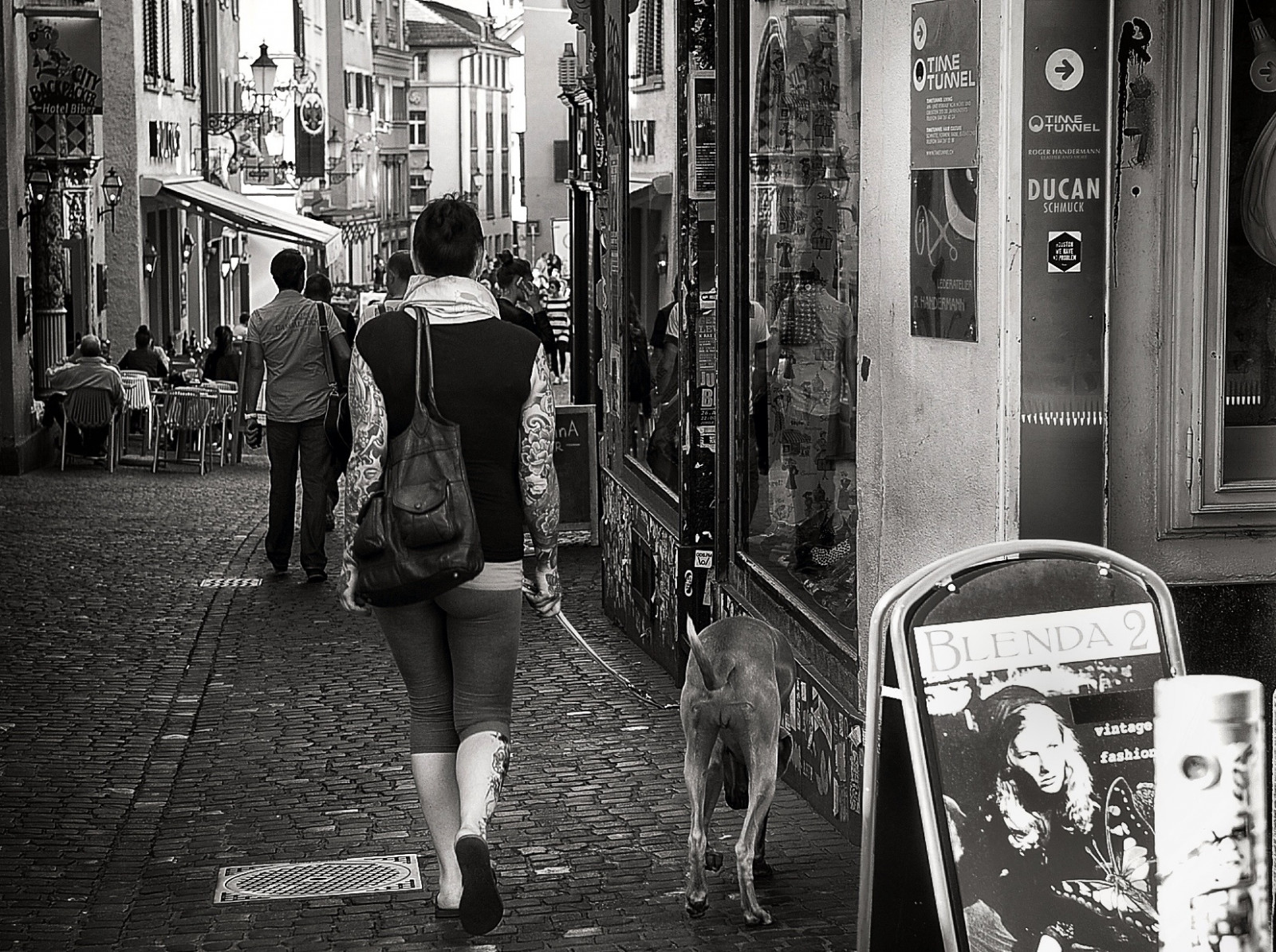 lidé, bílý, Černá, ženy, černobílý, ulice, městský, silnice, fotografování, Pes, slunce, móda, Švýcarsko, Zurich, infrastruktura, tělesné, pouliční umění, pouliční život, třídaFoto, fotografie, streetphotography, upřímný, obraz, Schweiz, švýcarský, strasse, streetscene, na ulicích, strassenszene, z ri, schwarzundweiss, 175528, streetphotographie, streetpix, stphotographia, z richstreet, nikond300s, streetartz ri, thomas8047, streetphotographyschweiz, z richstreetphotography, momentka, stechwerk, Černý a bílý, monochromatické fotografování, Film noir