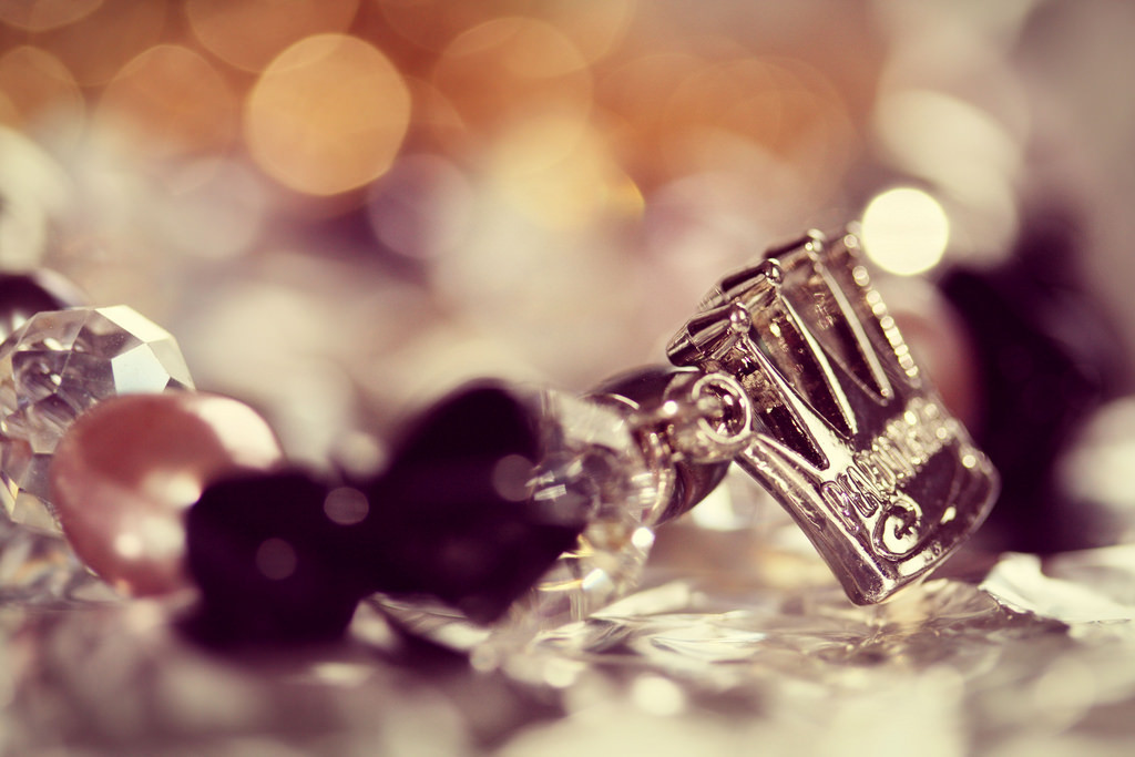 Mark, fotografering, armbånd, jul, bokeh, glitter, perler, udforske, dOF, dybde, ring, gave, smykker, absolutelyperrrfect, Forside, tæt på, makrofotografering, stadig liv fotografering, vielsen forsyning, armbind, pearlsforgirls, bkhq, stock photography