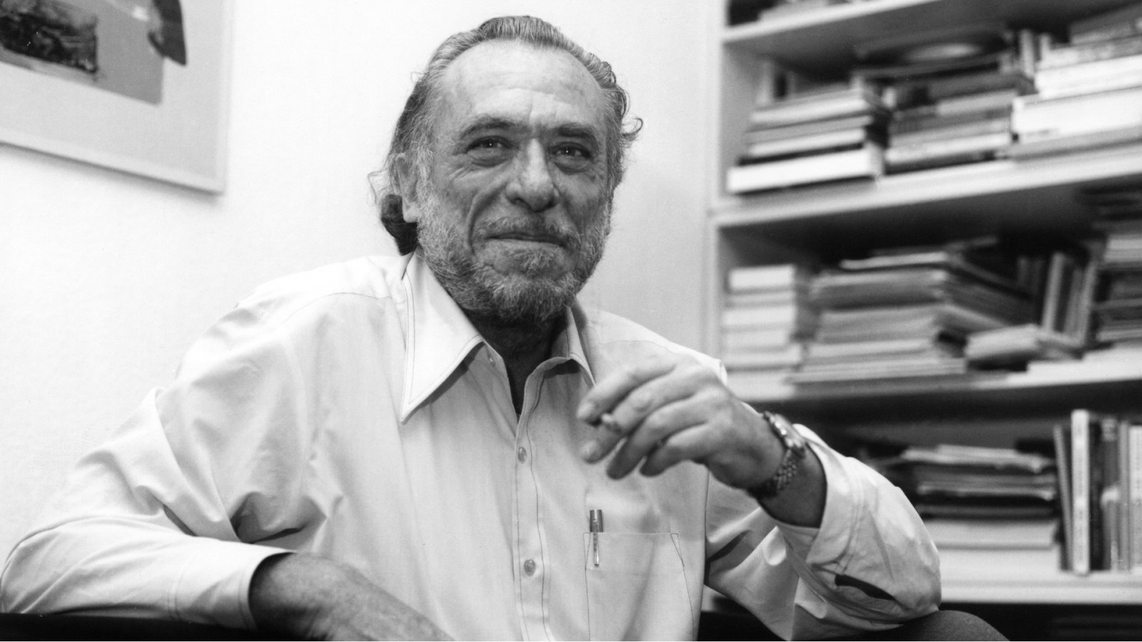 ผู้ชาย, ขาวดำ, บุหรี่, หนังสือ, ยิ้ม, เสื้อ, ชั้นวาง, เครา, คน, Charles Bukowski, นักเขียน, มืออาชีพ, ดำและขาว, ถ่ายภาพขาวดำ, ผมใบหน้า, วิชาชีพ, พลเมืองอาวุโส